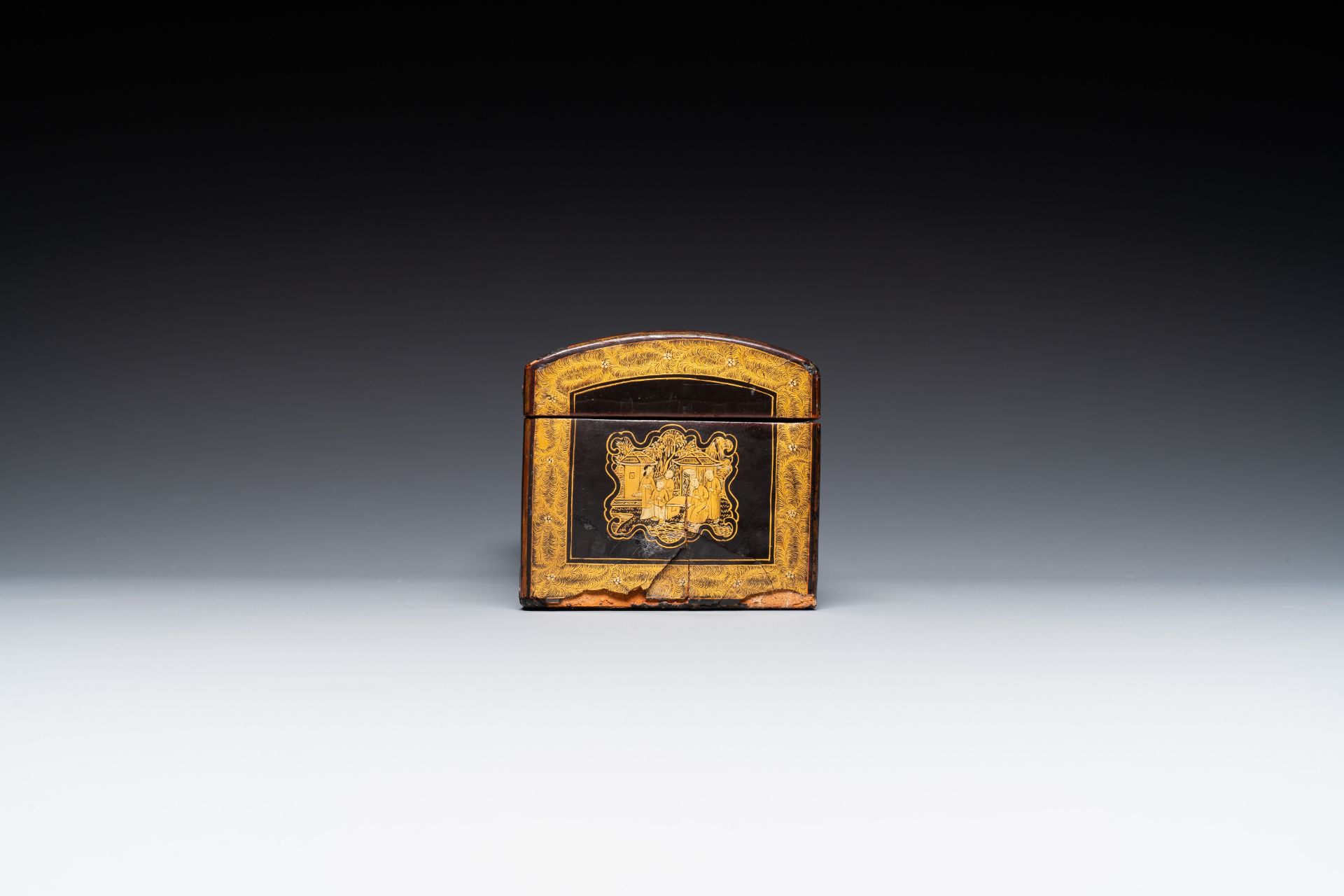 A large Chinese Canton gilt black lacquer tray, thee boxes and a fan, 19th C. - Bild 13 aus 17