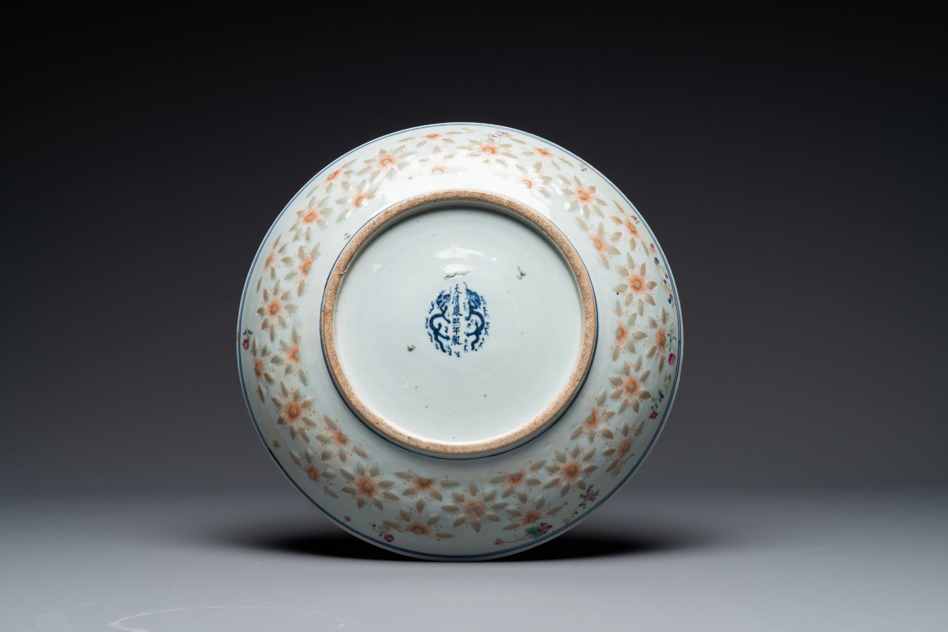 Two Chinese famille rose dishes, Kangxi and Shen De Tang æ…Žå¾·å ‚ mark, 19th C. - Bild 5 aus 5