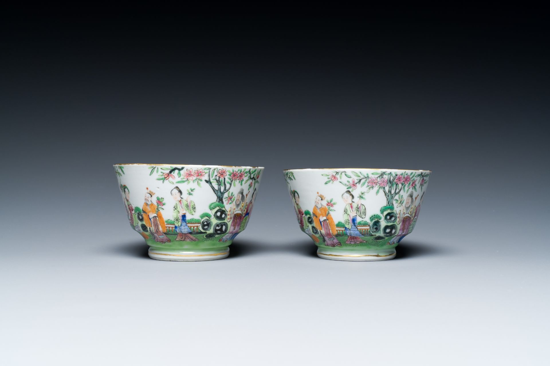 A pair of Chinese Canton famille rose cups and saucers, 19th C. - Bild 5 aus 9