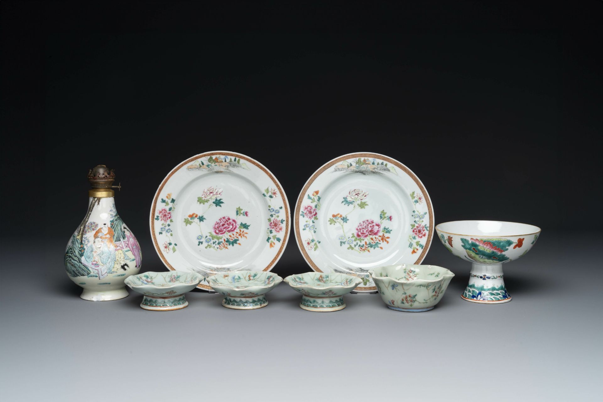 A varied collection of eight pieces of Chinese famille rose porcelain, 18/19th C.