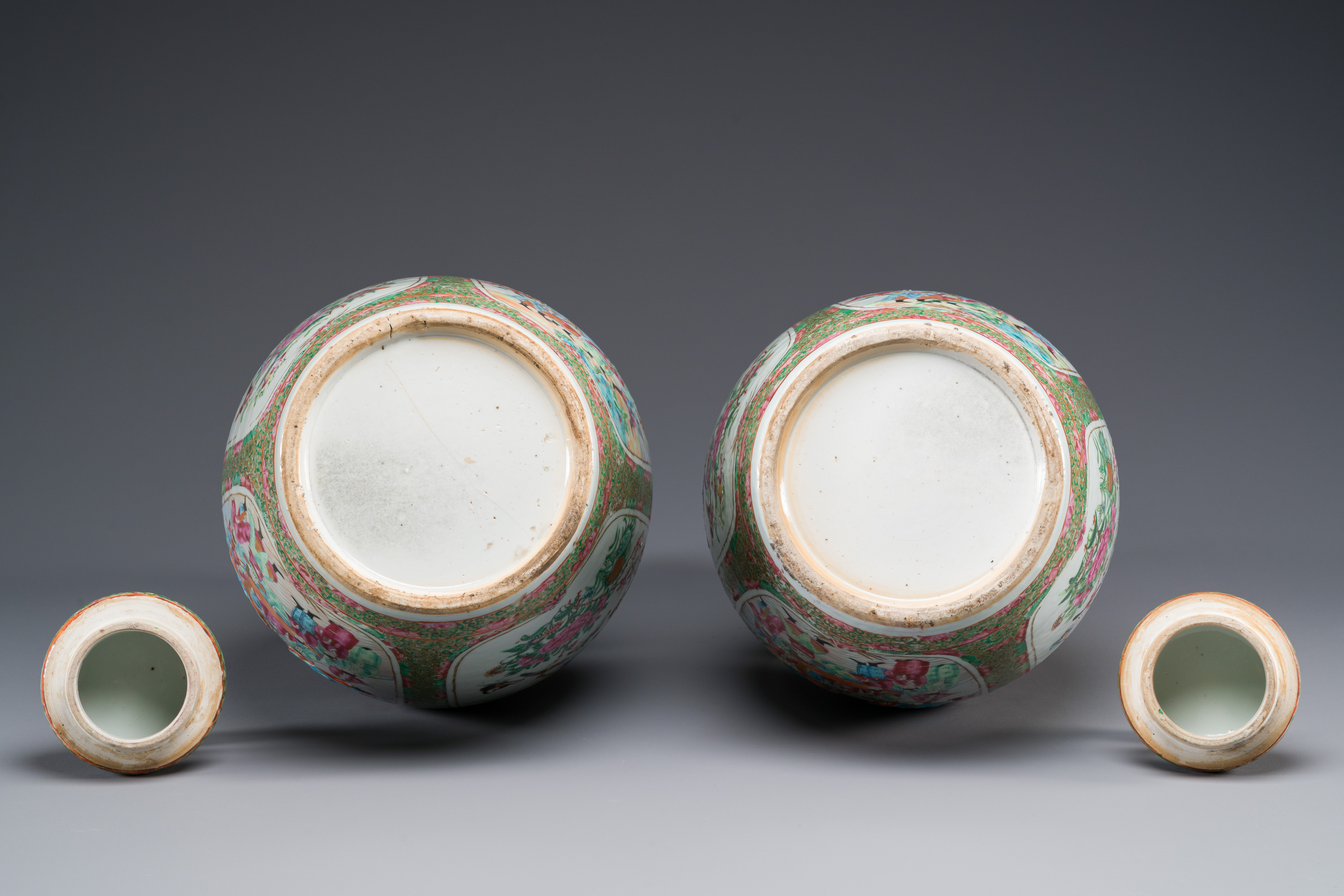 A pair of Chinese Canton famille rose double gourd vases and covers, 19th C. - Image 6 of 6