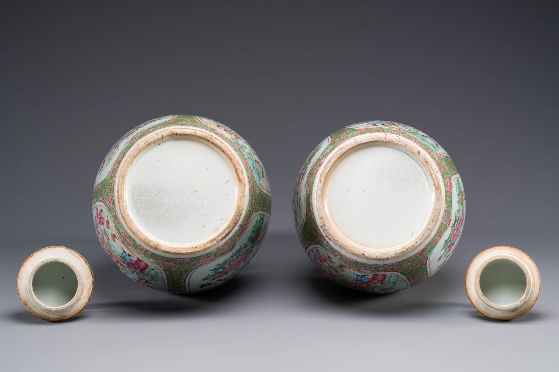 A pair of Chinese Canton famille rose double gourd vases and covers, 19th C. - Bild 6 aus 6