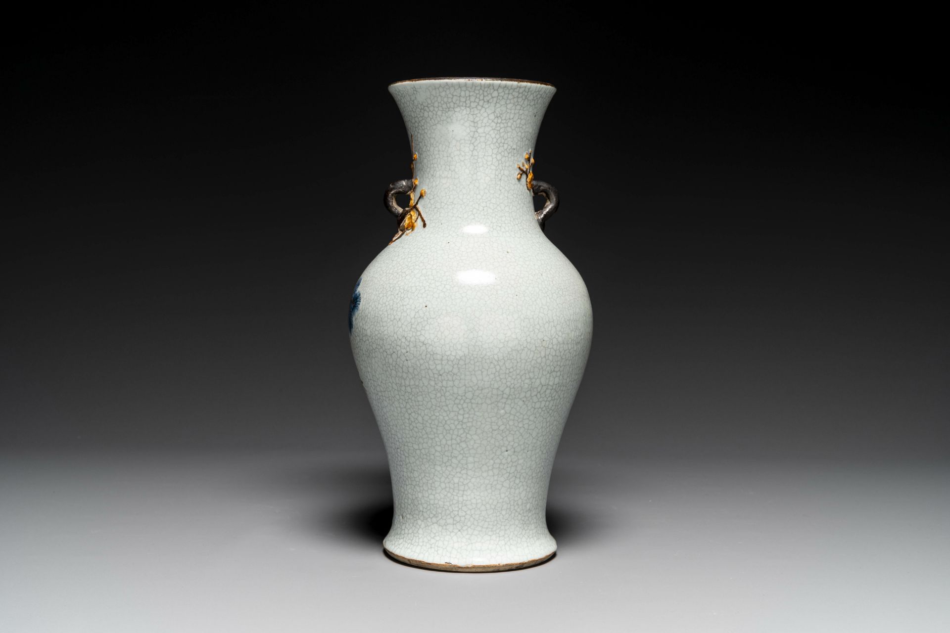 A Chinese blue, white and copper-red Nanking crackle-glazed vase, 19th C. - Bild 2 aus 4