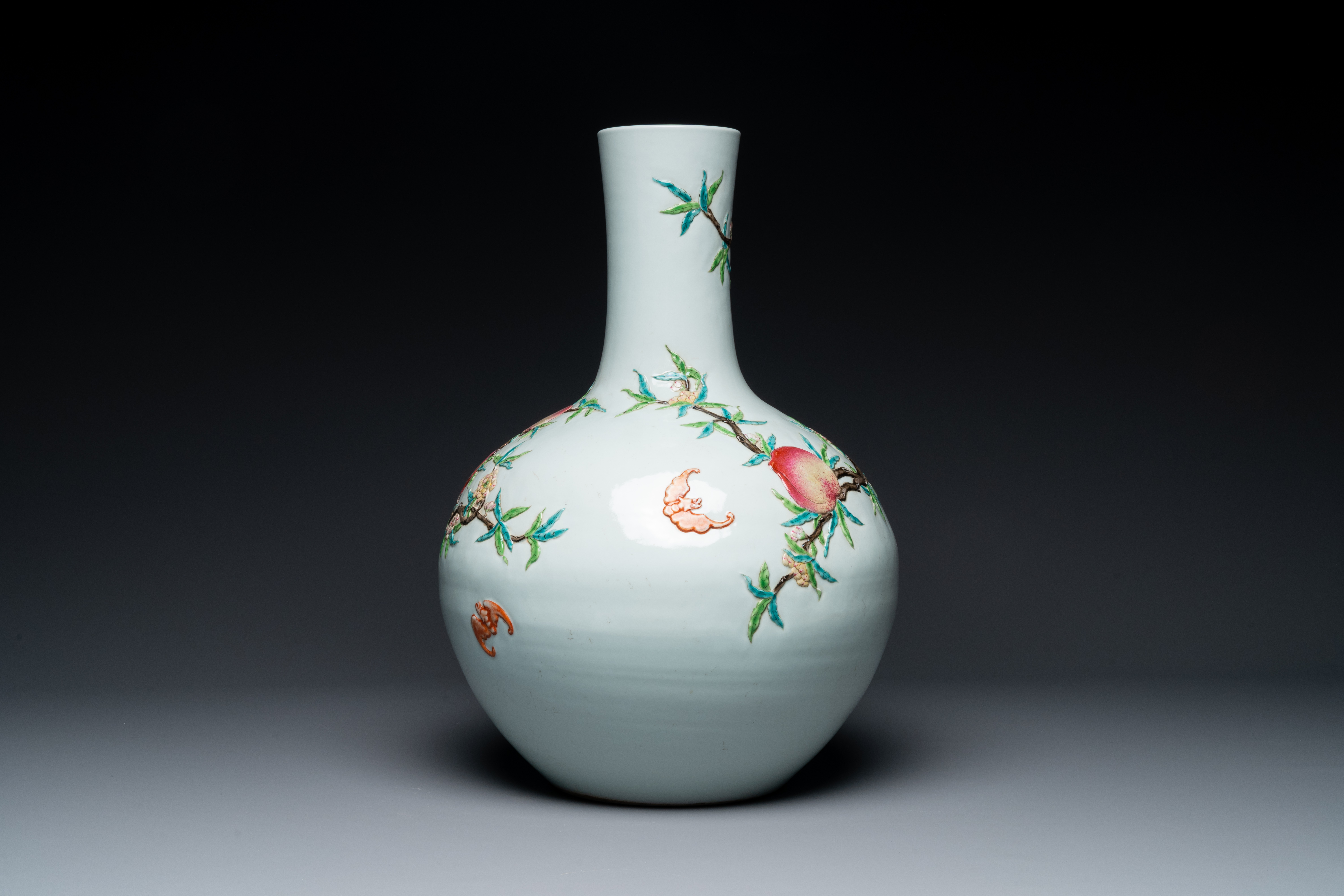 A Chinese famille rose relief-molded 'tianqiuping' vase with nine peaches, Qianlong mark, 19/20th C. - Image 3 of 6