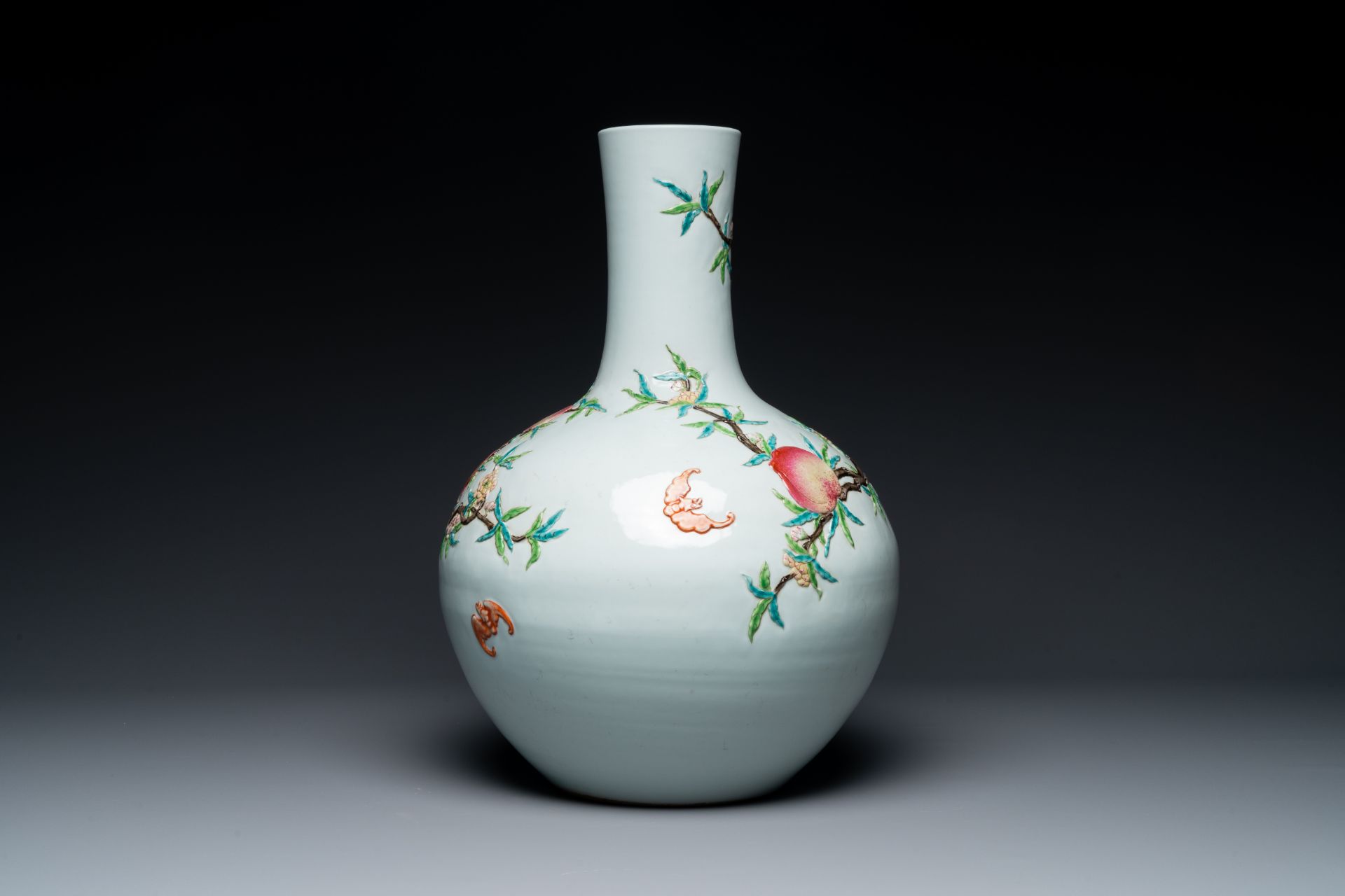 A Chinese famille rose relief-molded 'tianqiuping' vase with nine peaches, Qianlong mark, 19/20th C. - Bild 3 aus 6