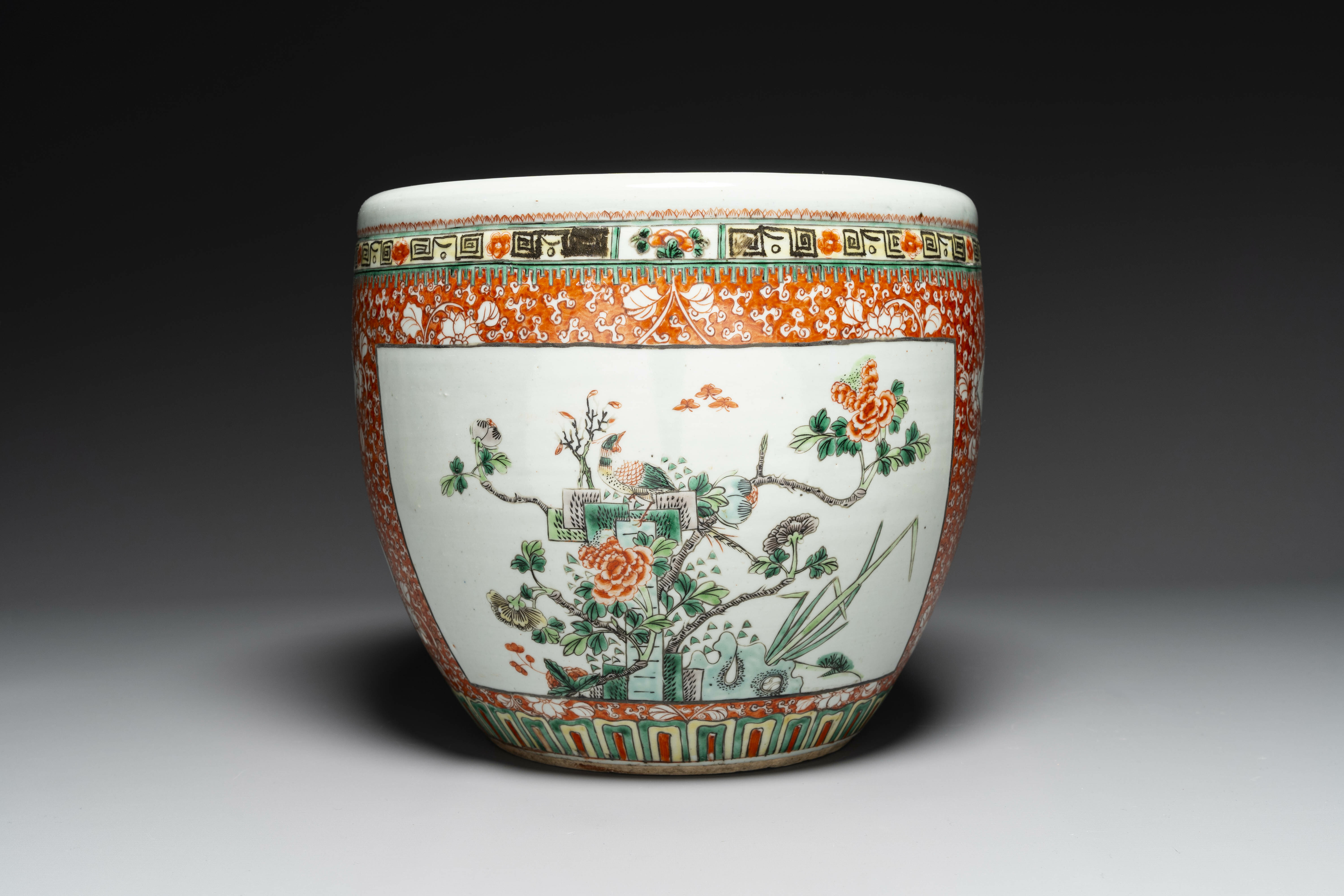 A Chinese famille verte jardiniere, 19th C. - Image 3 of 6