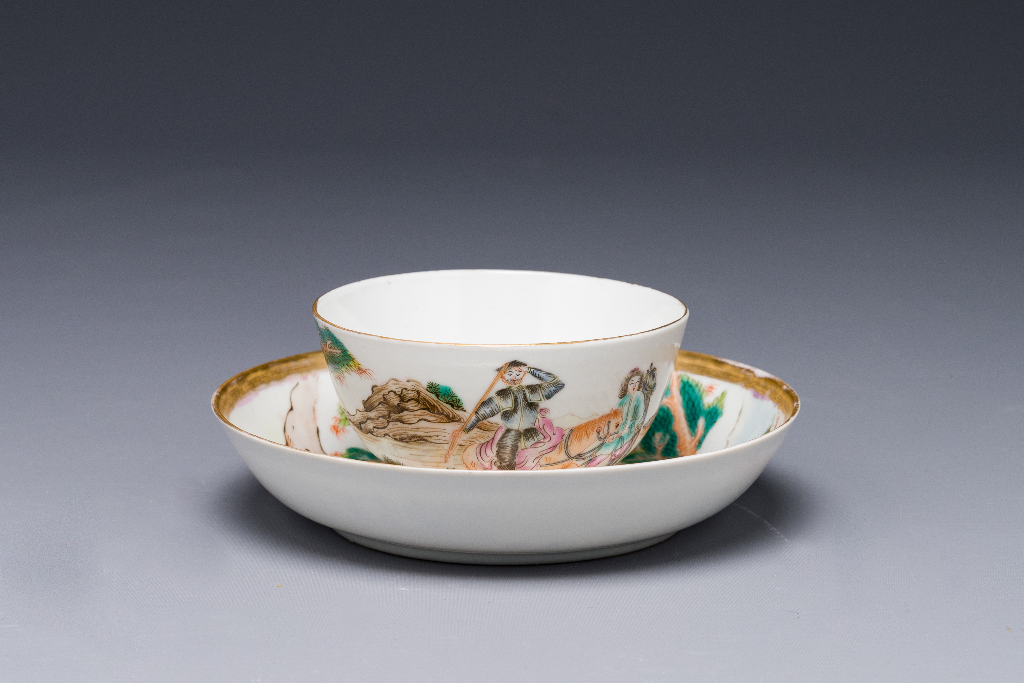 A Chinese famille rose 'Don Quixote' cup and saucer, 18/19th C. - Image 2 of 6