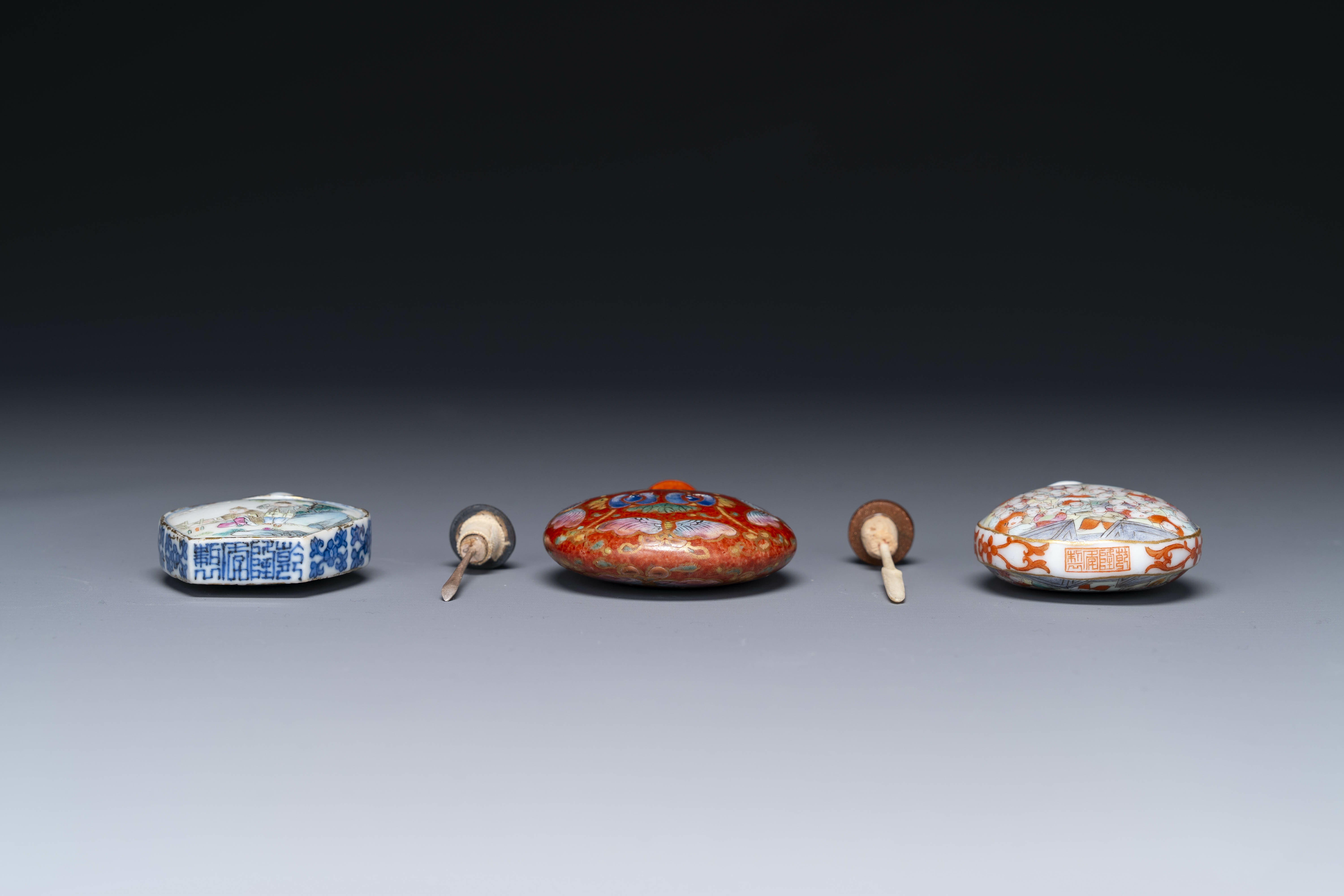 Three Chinese famille rose snuff bottles, Qianlong mark, 19th C. - Image 6 of 6