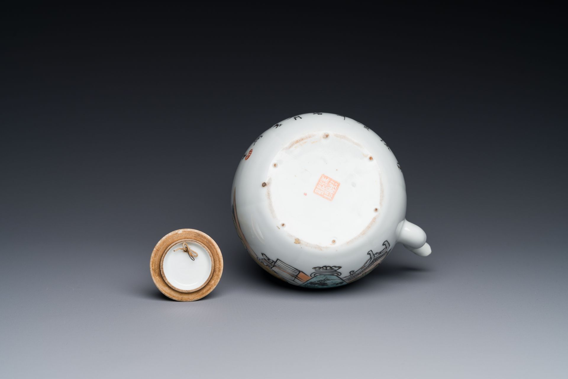A Chinese qianjiang cai 'antiquities' teapot, Xu Pinheng è¨±å“è¡¡ signed, Tongzhi mark, dated 1889 - Bild 4 aus 4