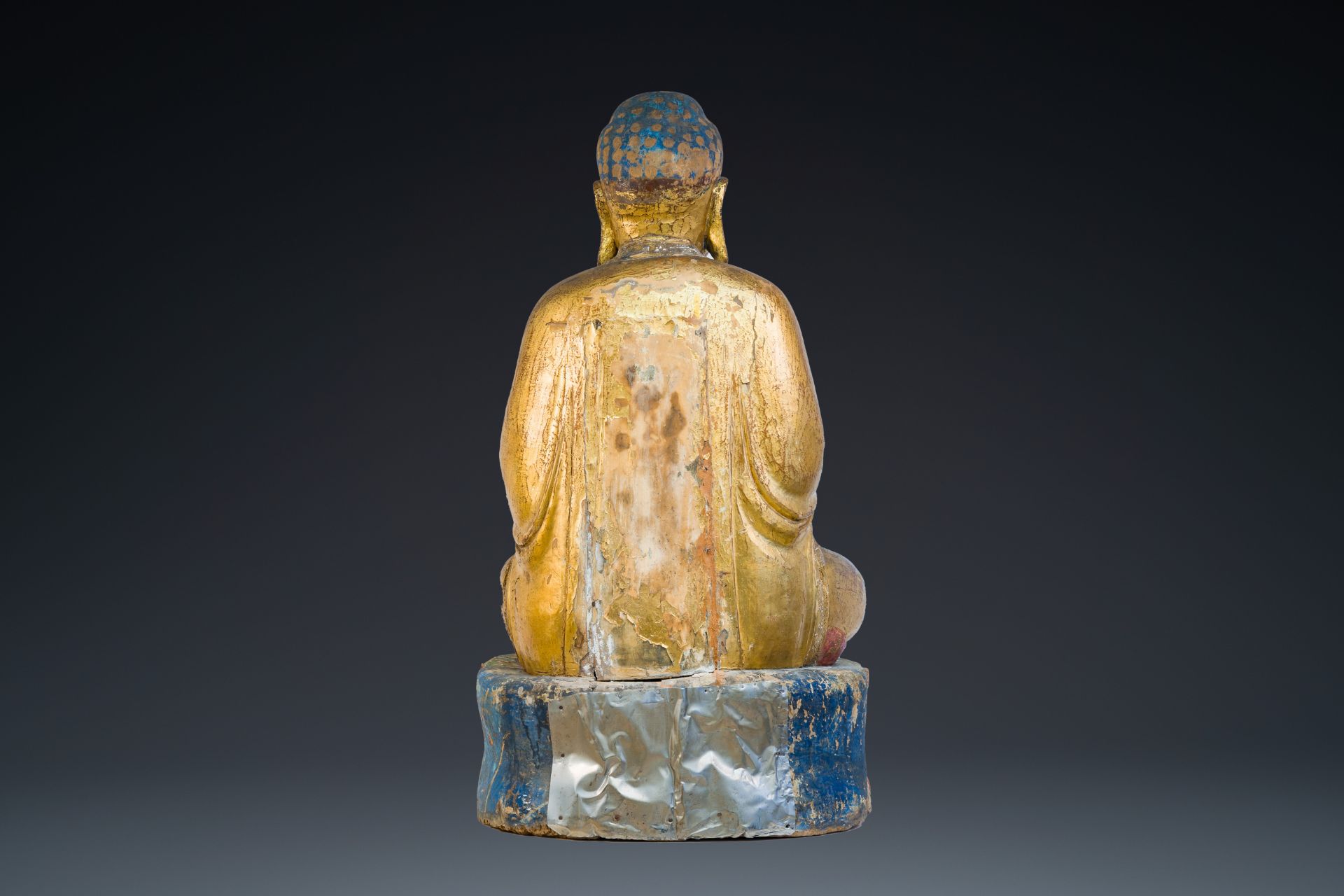 A large Chinese or Vietnamese gilded and polychromed wooden Buddha, 19th C. - Bild 3 aus 9