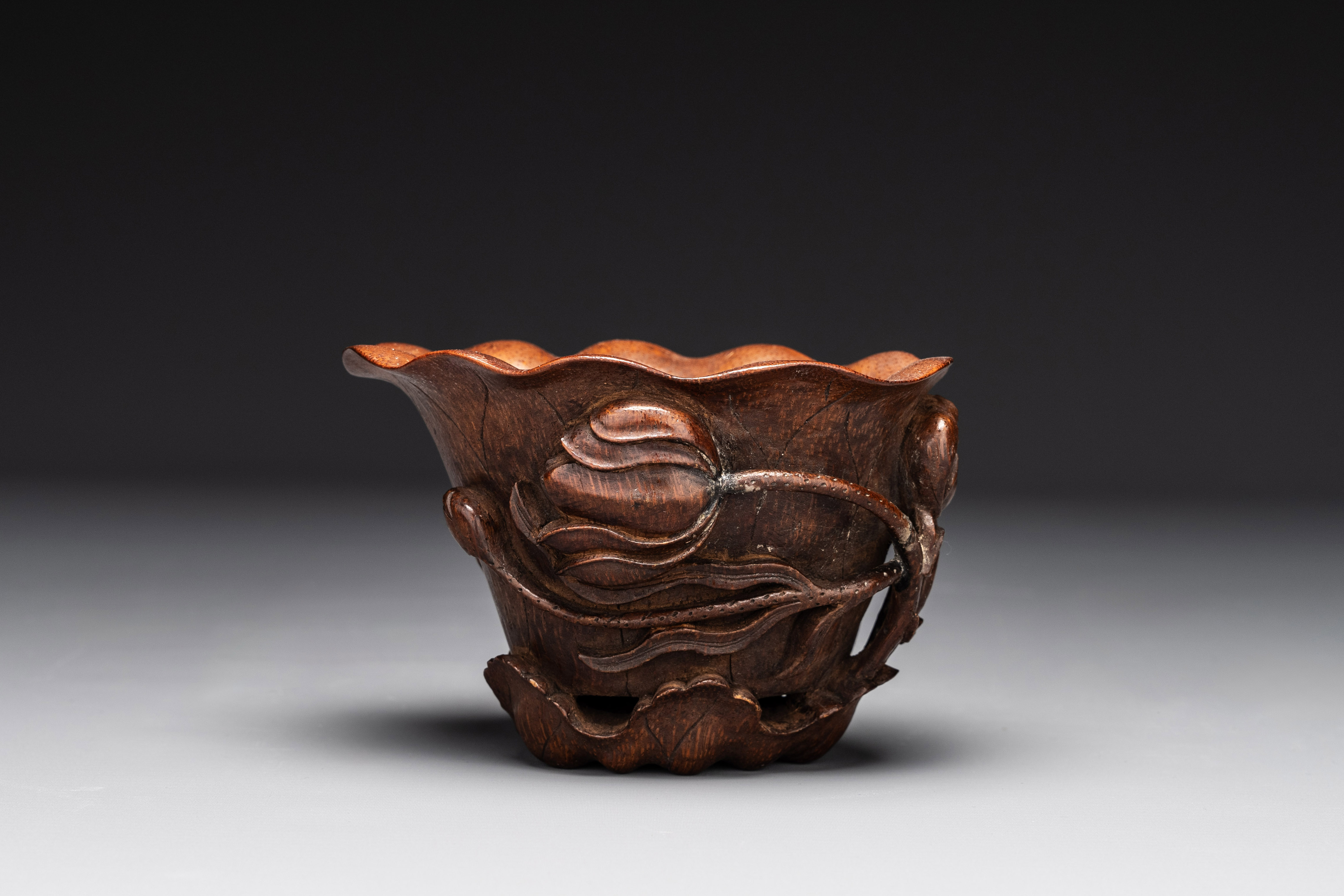 A Chinese carved bamboo 'lotus' libation cup, 17/18th C. - Image 3 of 6