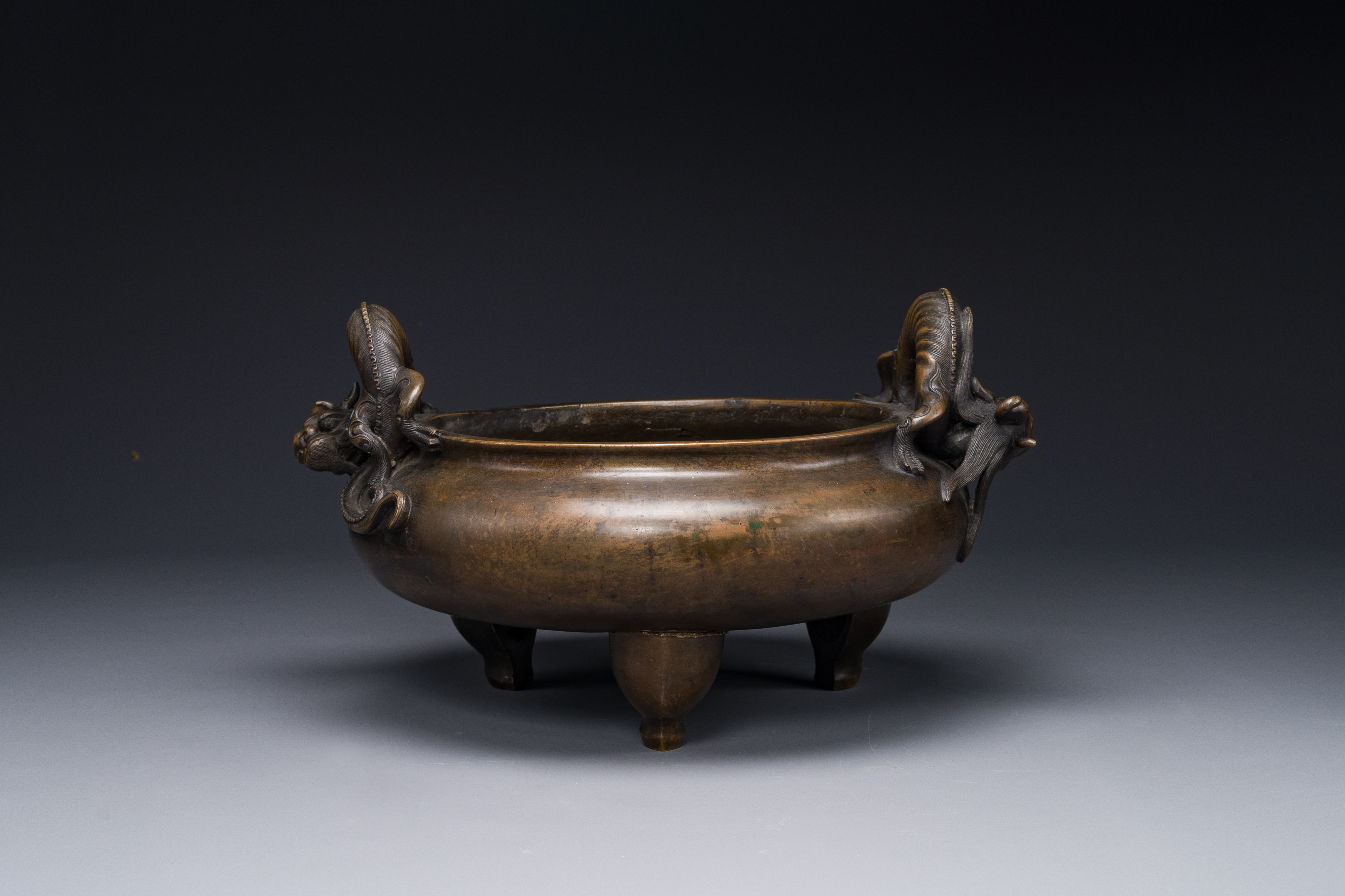 A large Chinese bronze tripod censer with 'chilong' handles, Qing Qian Gong æ¸…ä¹¾å®® mark, 18th C. - Image 3 of 5
