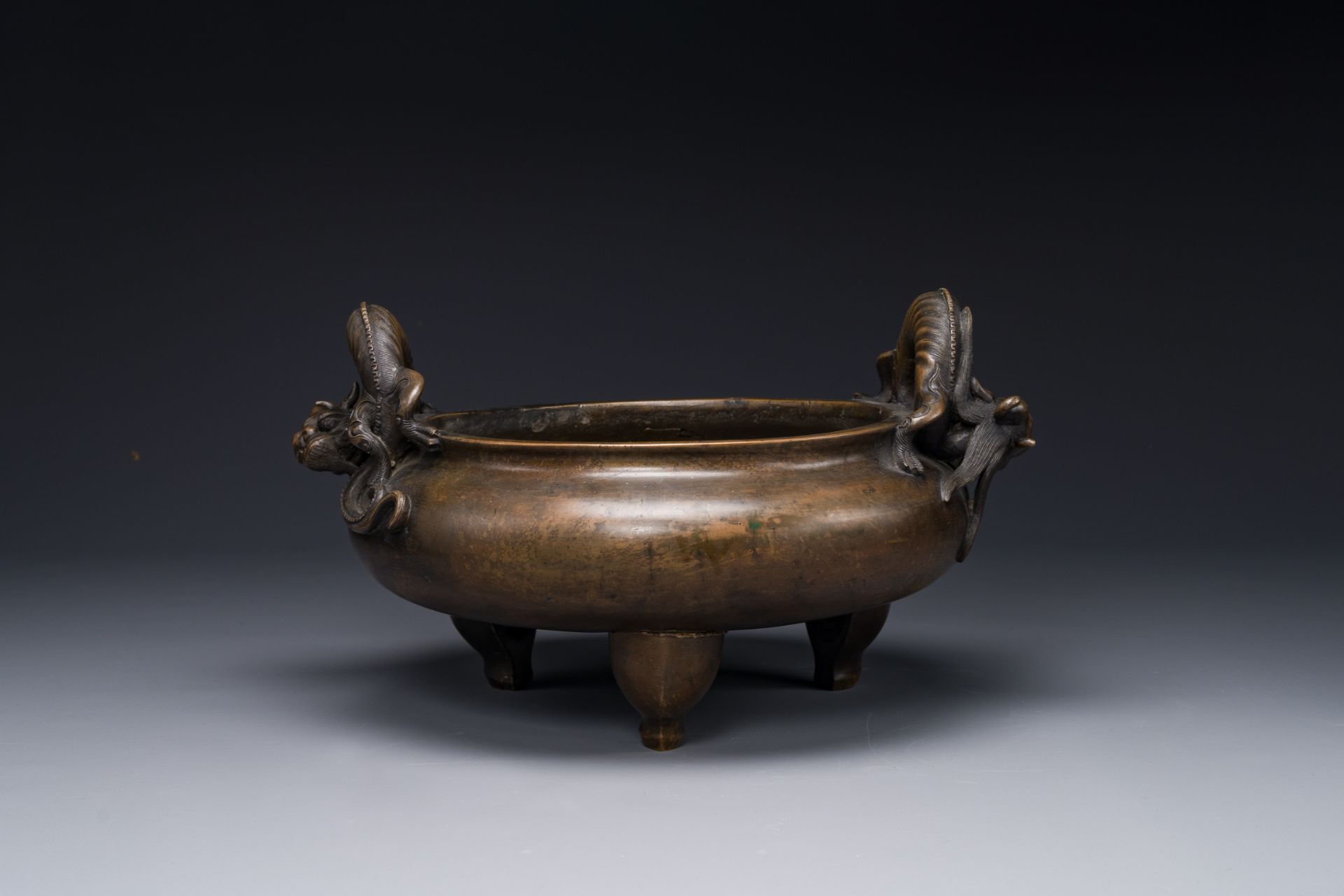 A large Chinese bronze tripod censer with 'chilong' handles, Qing Qian Gong æ¸…ä¹¾å®® mark, 18th C. - Bild 3 aus 5