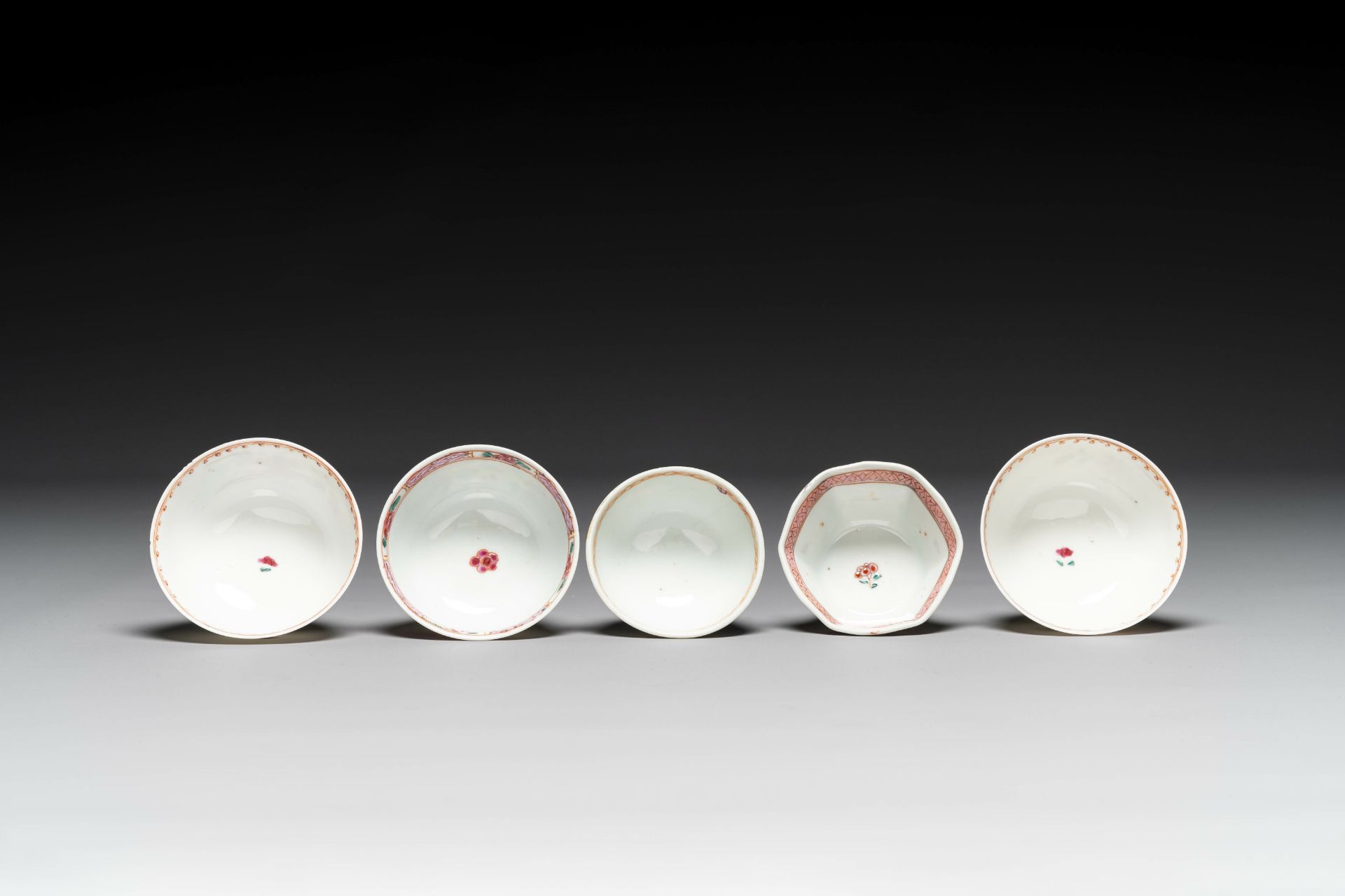 A varied collection of Chinese famille rose porcelain, Yongzheng/Qianlong - Image 4 of 13