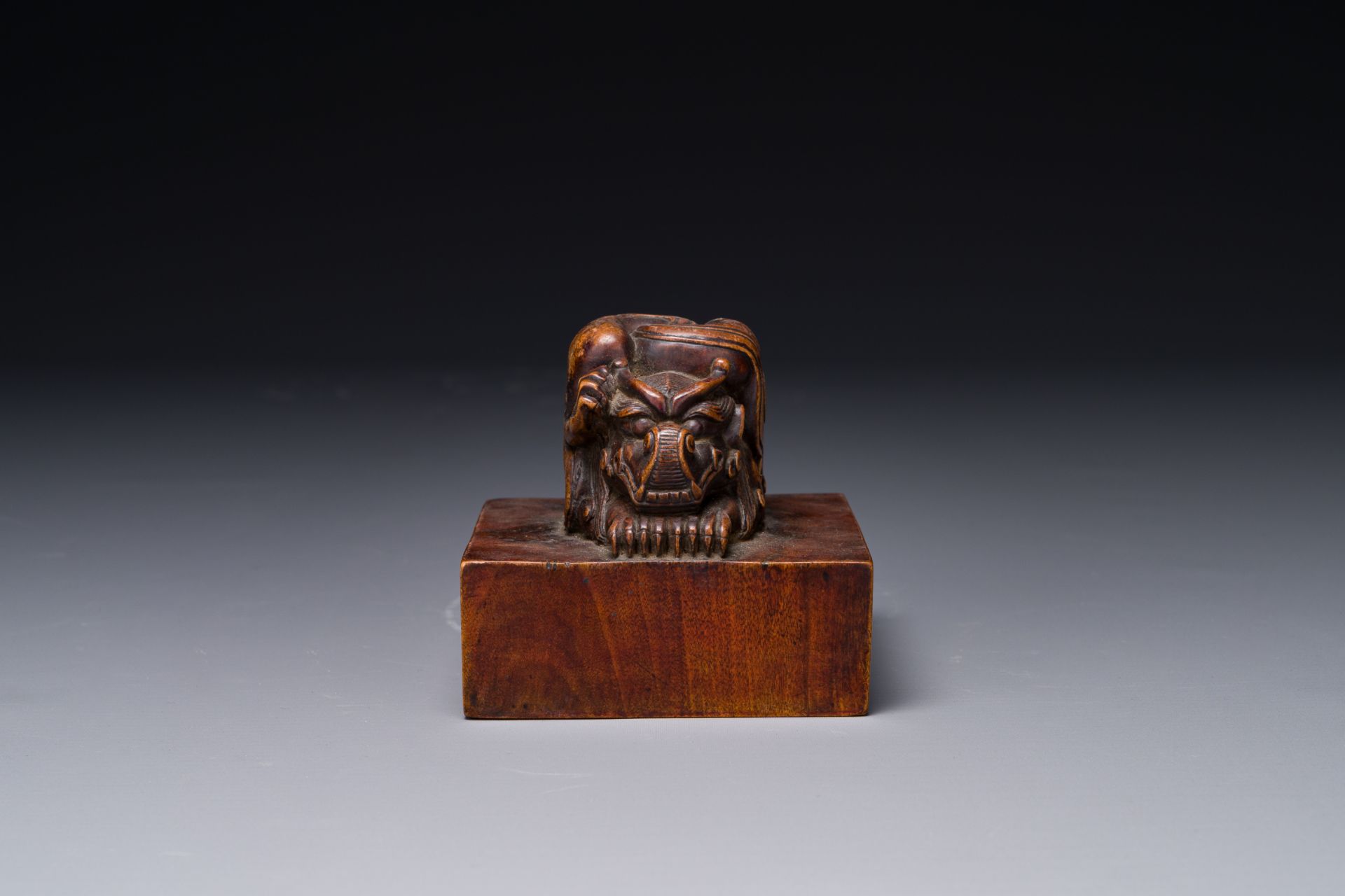 A Chinese sculpted hongmu wooden 'Jiaqing Yubi Zhibao å˜‰æ…¶å¾¡ç­†ä¹‹å¯¶' seal, 20th C. - Bild 3 aus 4