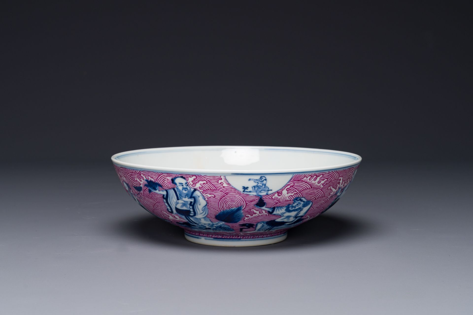 A Chinese blue, white and puce-enamelled 'Eight Immortals' bowl, Guangxu mark and of the period - Bild 6 aus 8