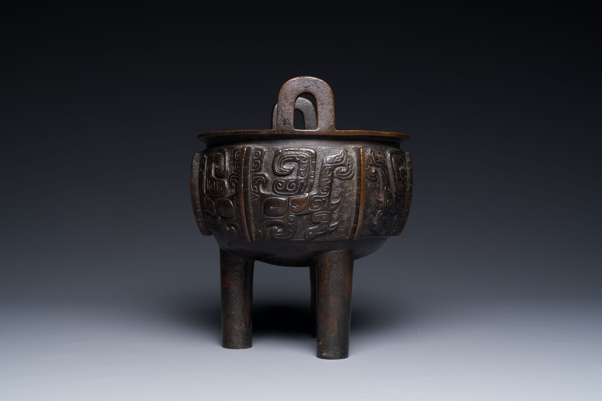 A Chinese archaistic bronze tripod censer on wooden stand, 'ding', Song/Ming - Bild 7 aus 21