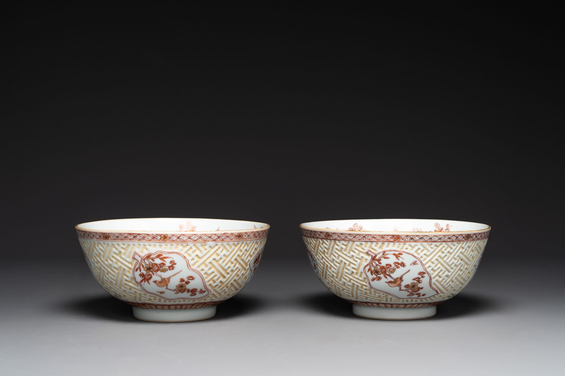 A pair of Chinese iron-red-decorated and gilt bowls with relief design, Kangxi - Bild 6 aus 8