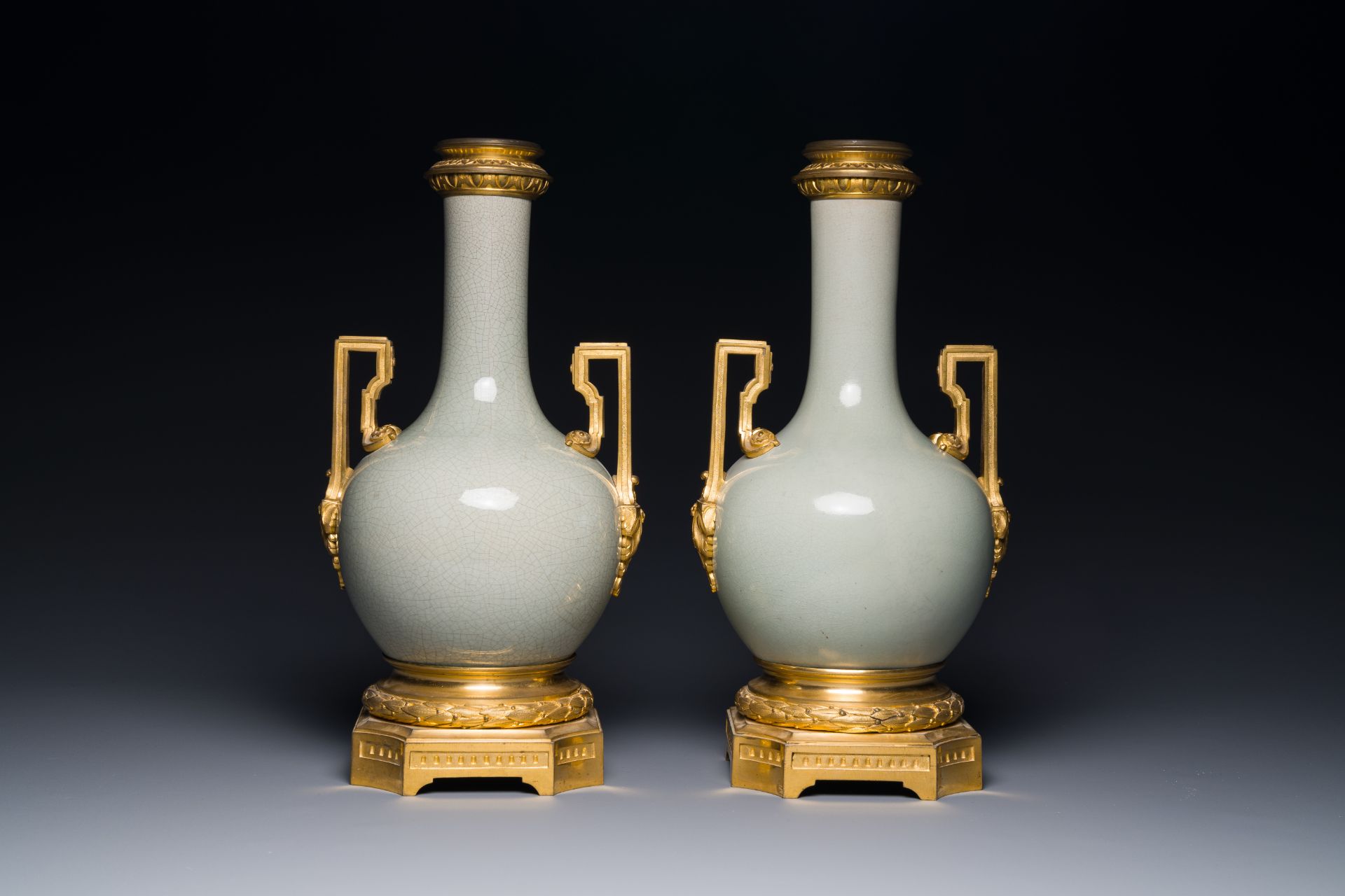 A pair of Chinese ge-type vases with gilt bronze mounts, 19th C. - Bild 3 aus 4