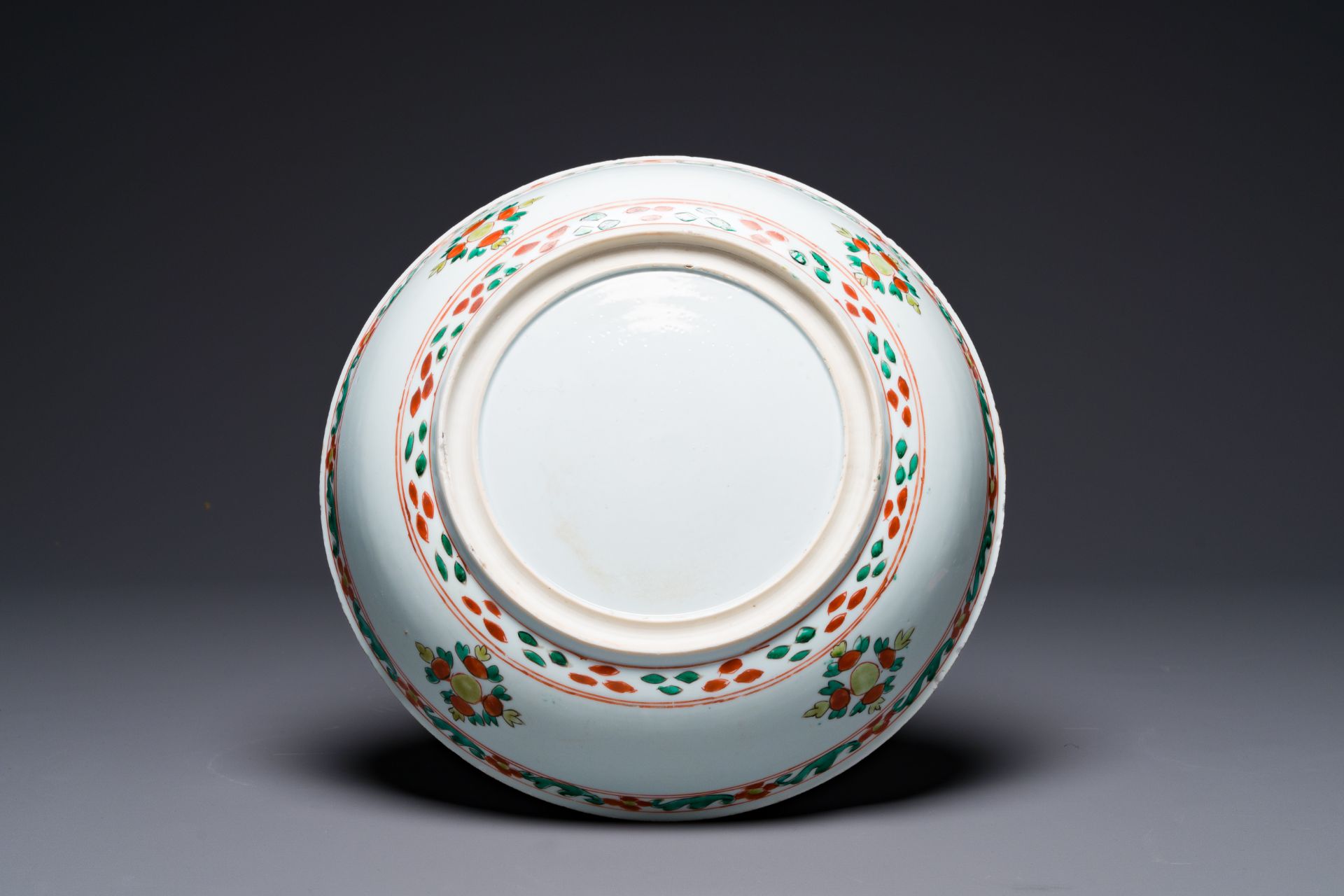 A Chinese wucai dish with stylized floral design, Kangxi - Image 2 of 2