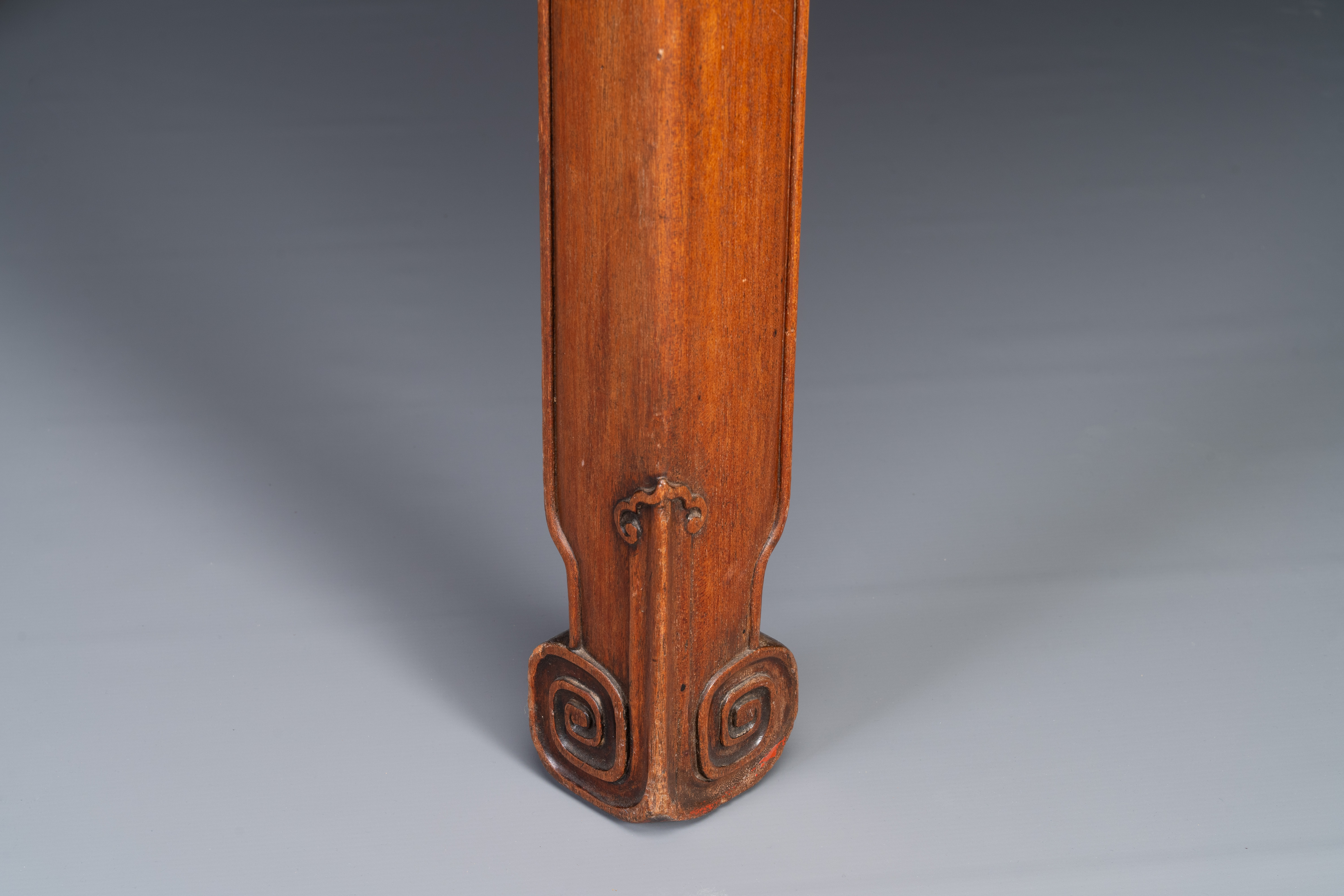 A large rectangular Chinese huanghuali wooden table, 19/20th C. - Image 10 of 10