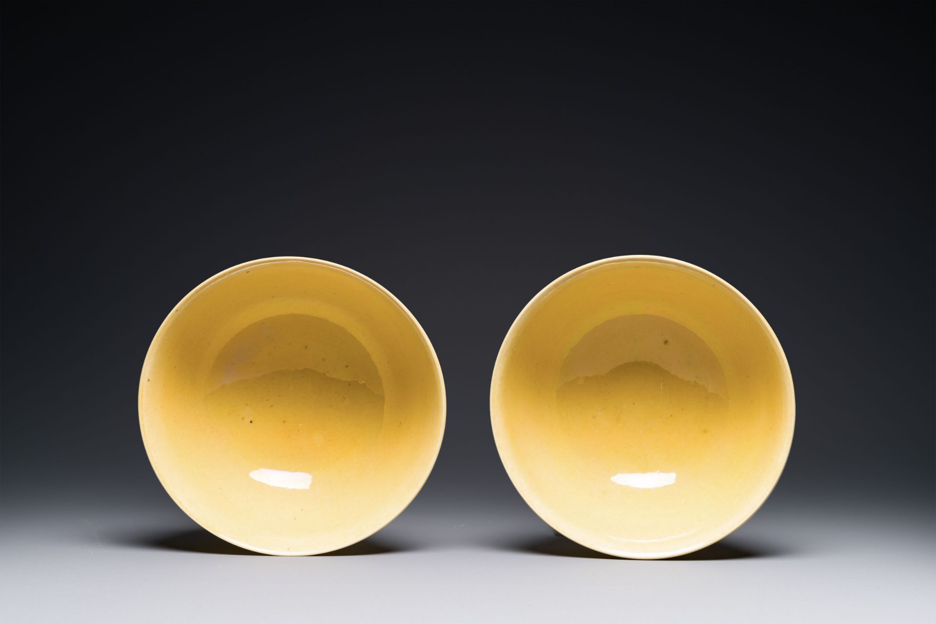 A pair of Chinese monochrome yellow-glazed bowls, Yongzheng mark, 19th C - Bild 2 aus 3