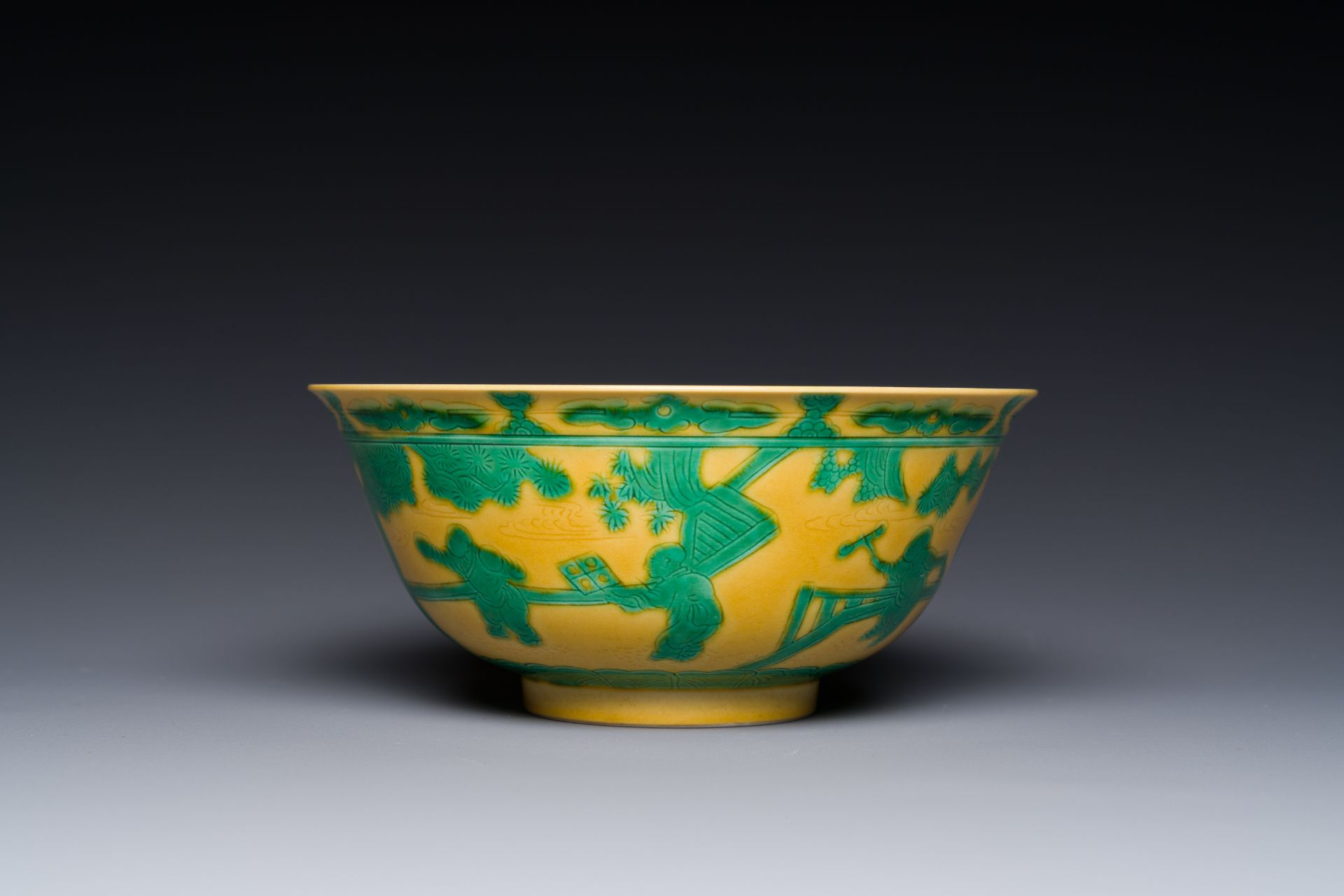 A Chinese yellow-ground 'playing boys' bowl, Yongzheng mark and prossibly of the period - Bild 3 aus 7