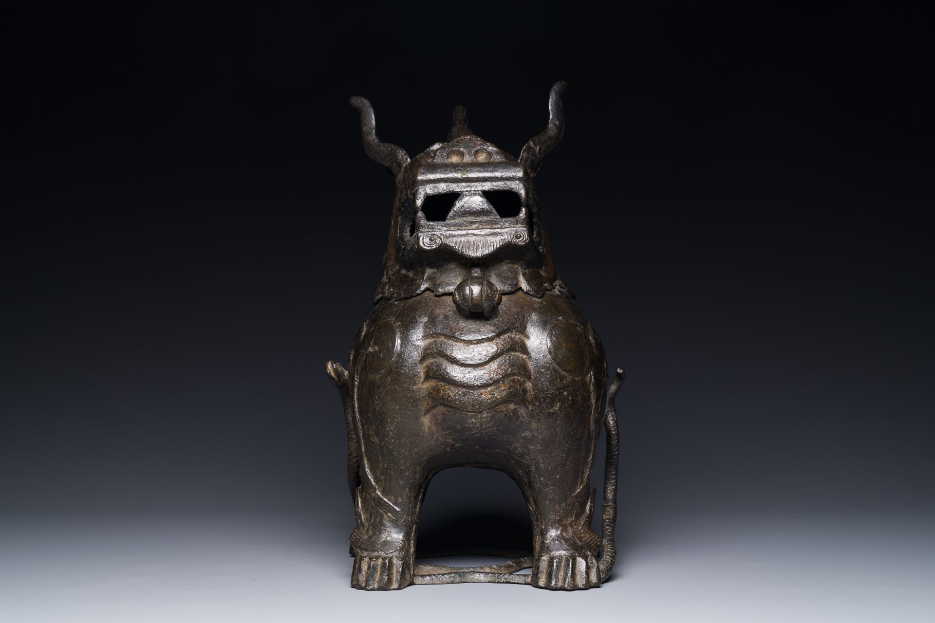 A large Chinese bronze censer and cover in the shape of a, Ming - Bild 2 aus 7