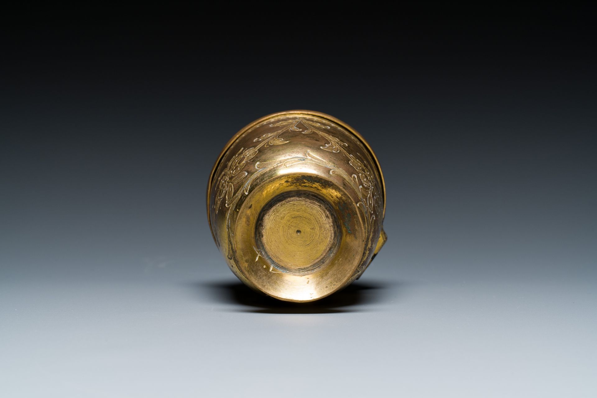 A gilt copper bowl and cover, 'tombak', Turkey, 18th C. - Bild 6 aus 9