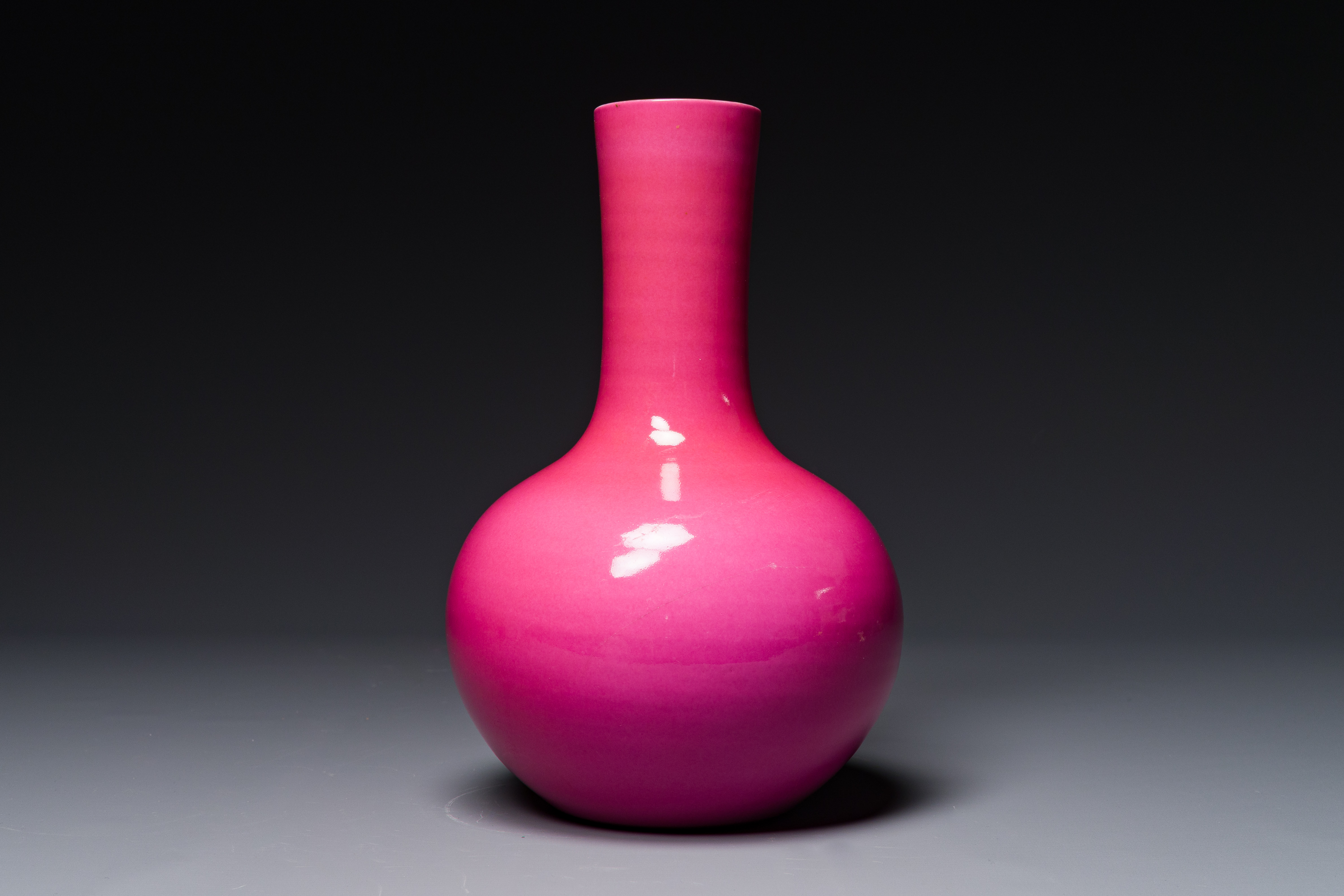 A Chinese monochrome ruby-pink-glazed 'tianqiuping' vase on wooden stand, Yongzheng mark, 19/20th C. - Image 3 of 4