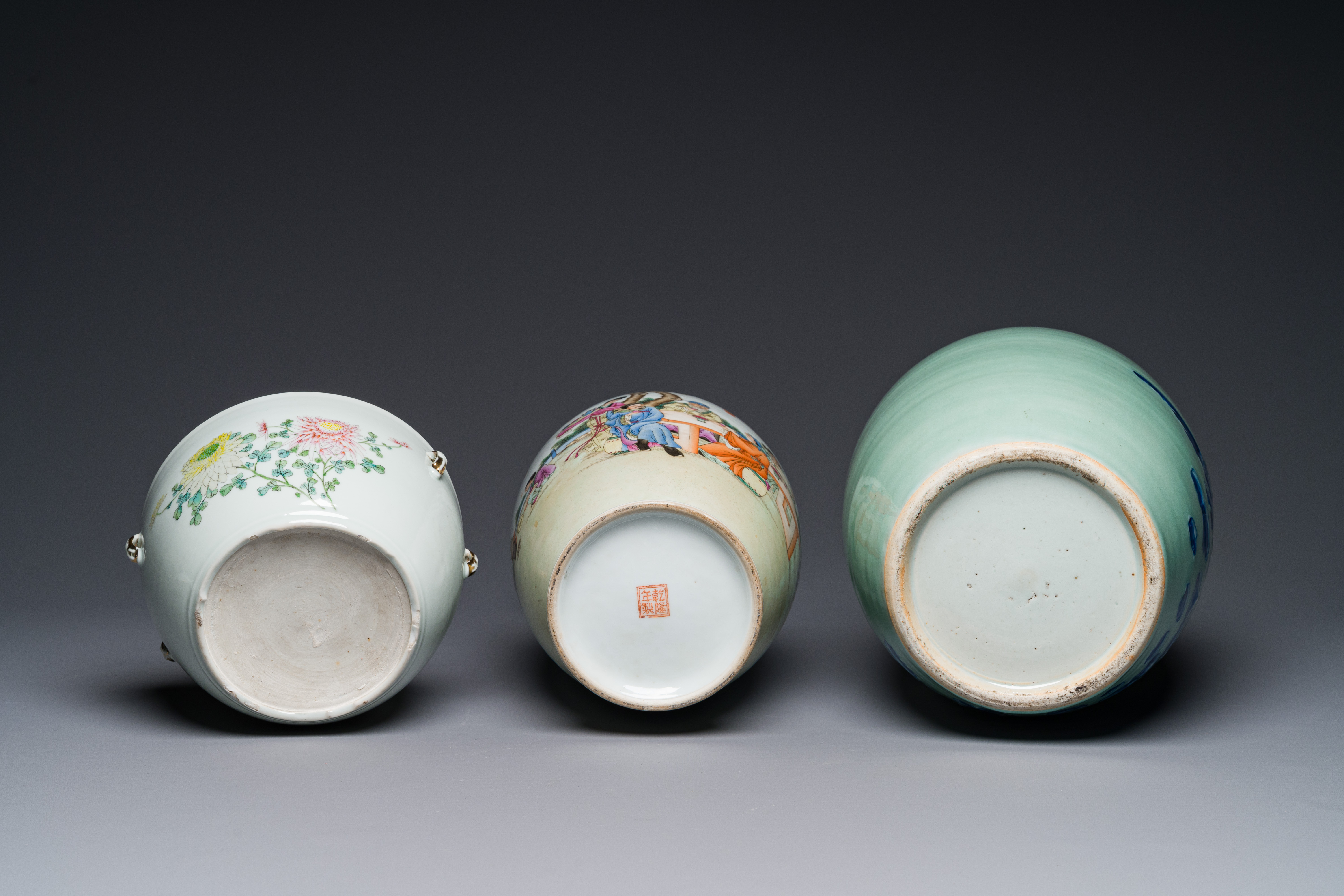 A Chinese famille rose covered bowl, a vase and a blue and white celadon-ground jar, 19/20th C. - Image 3 of 4