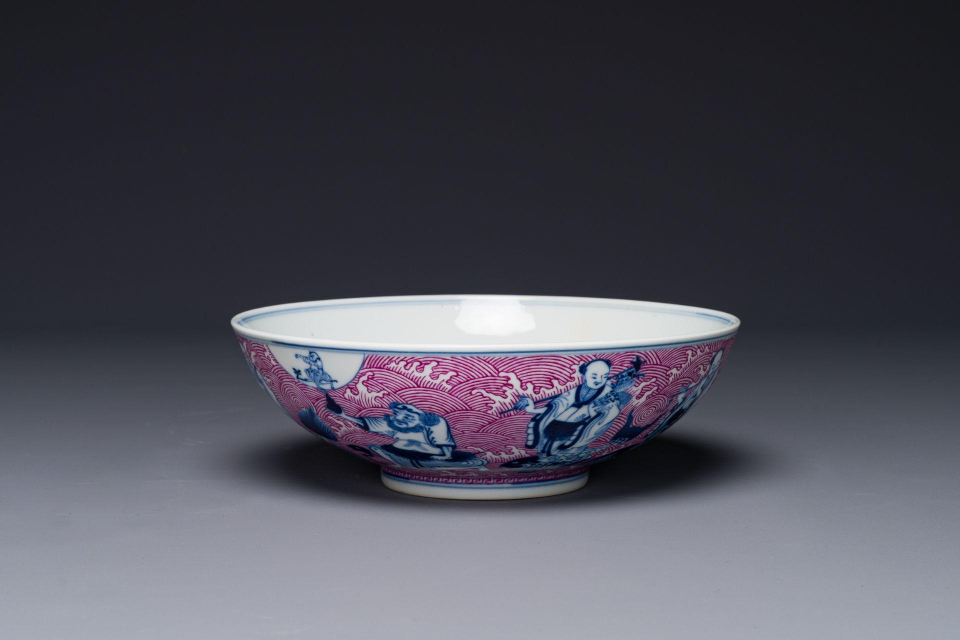 A Chinese blue, white and puce-enamelled 'Eight Immortals' bowl, Guangxu mark and of the period - Bild 3 aus 8