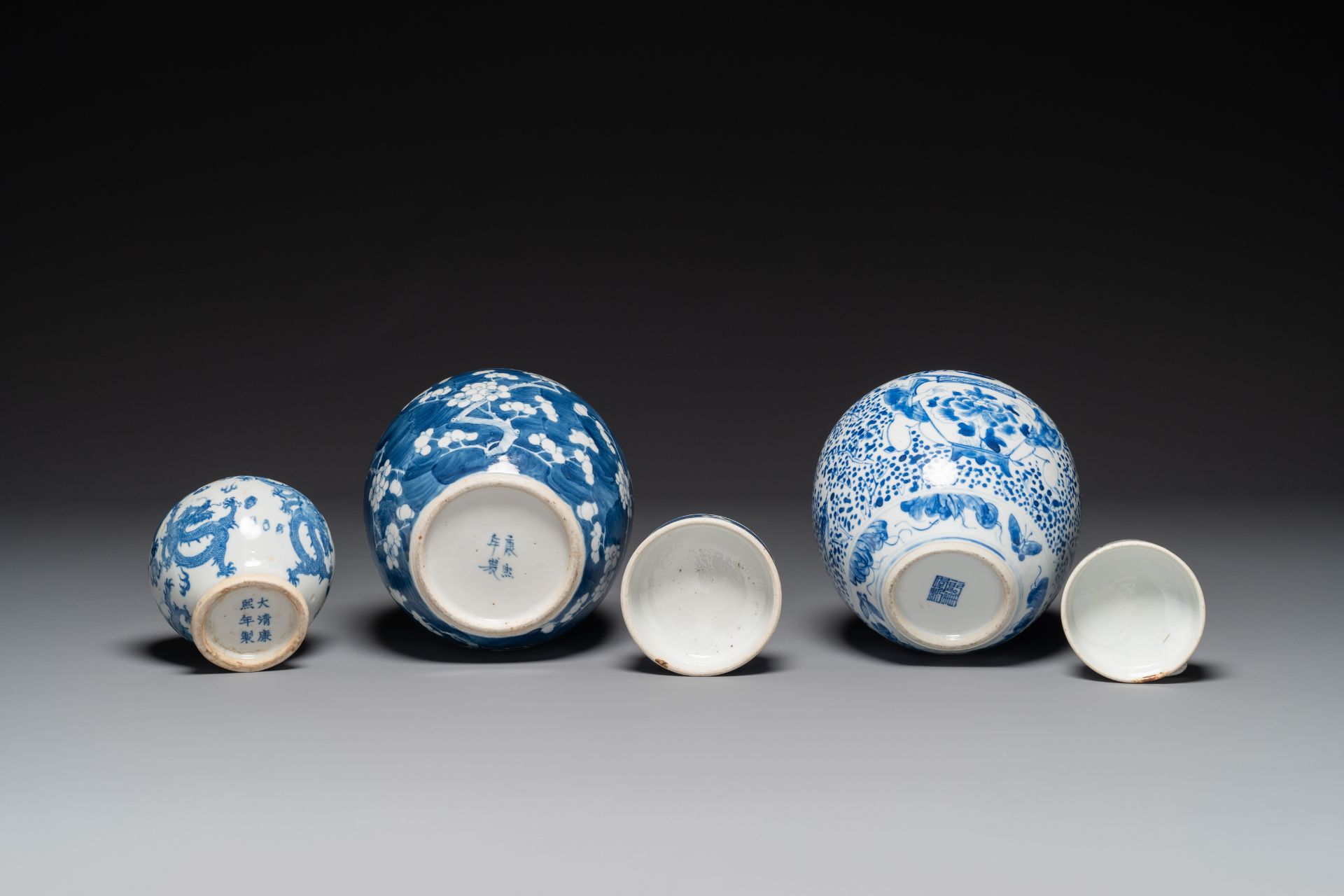 A pair of Chinese blue and white covered vases and three jars, 19th C. - Bild 4 aus 6