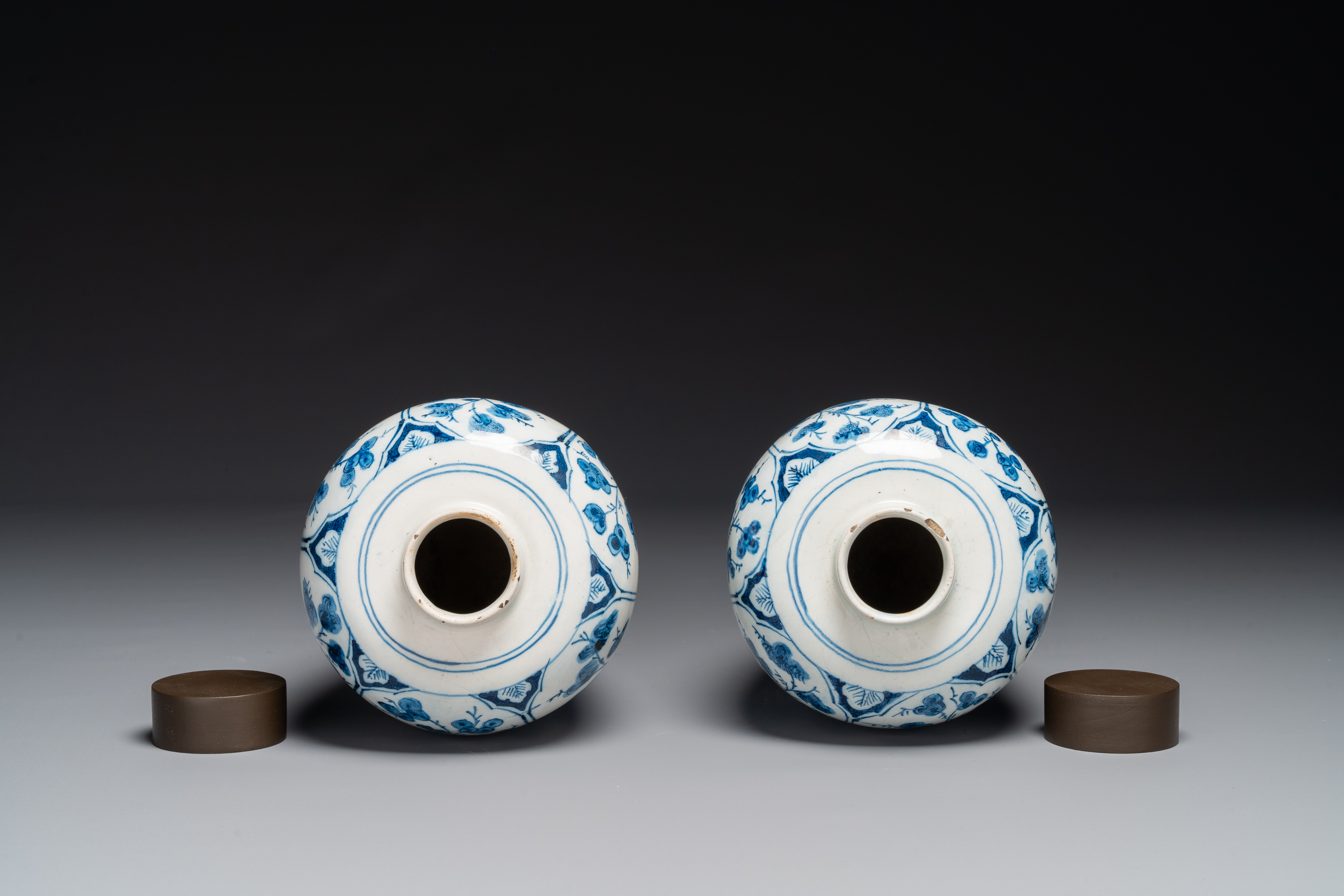A pair of Dutch Delft blue and white chinoiserie vases with wooden coverd, 18th C. - Image 7 of 13