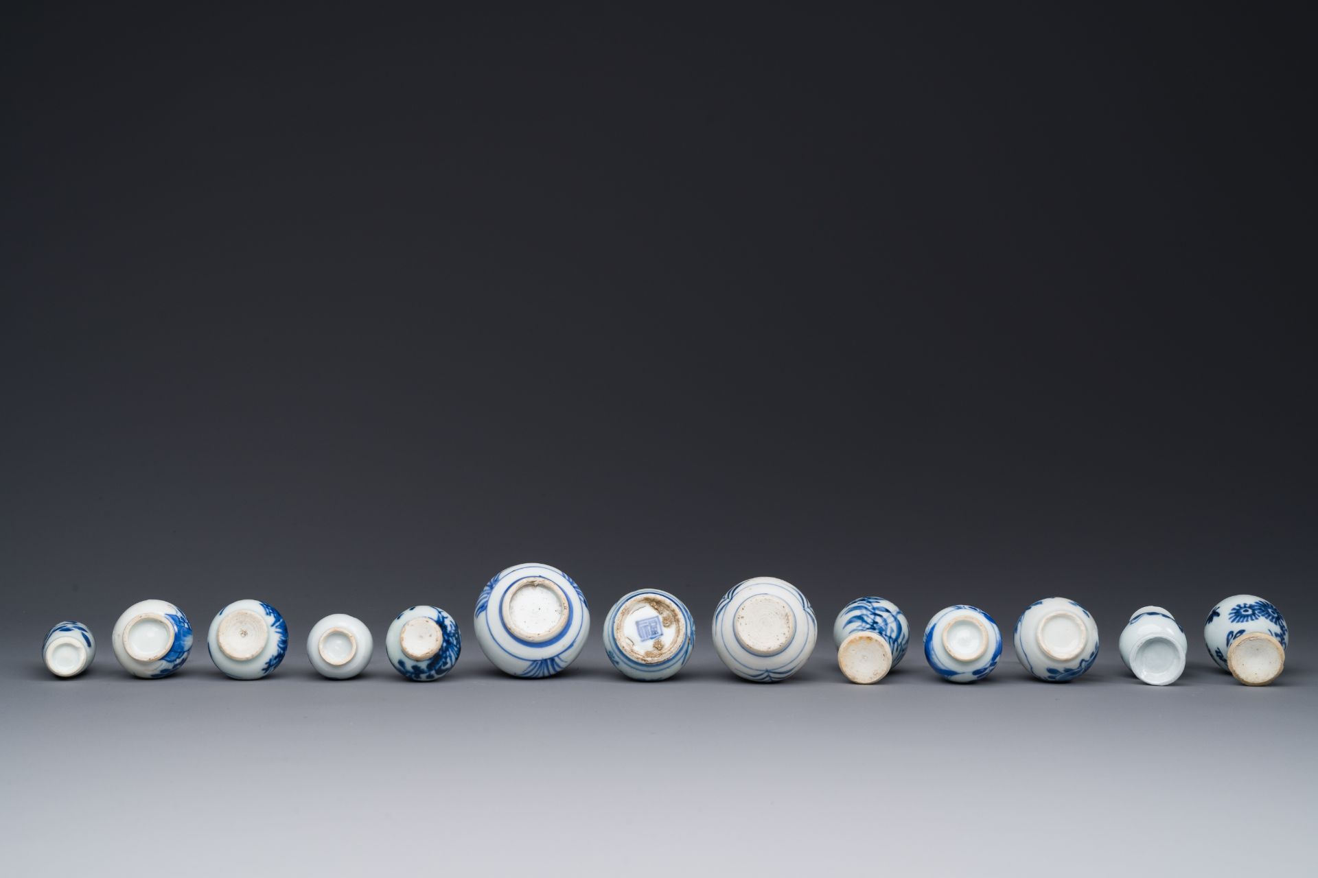 Thirteen Chinese blue and white miniature vases with floral design, Kangxi - Bild 5 aus 5