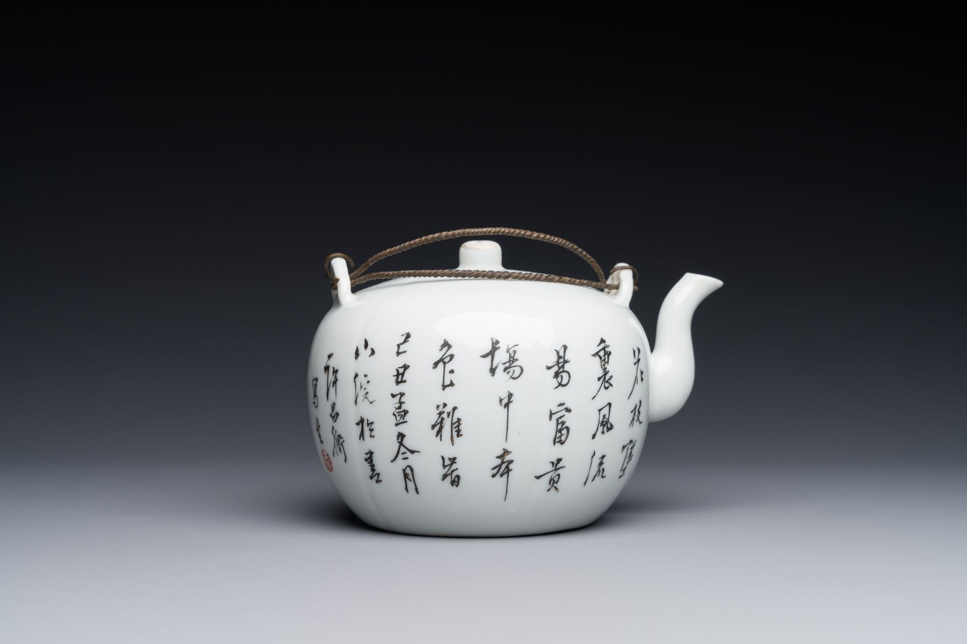 A Chinese qianjiang cai 'antiquities' teapot, Xu Pinheng è¨±å“è¡¡ signed, Tongzhi mark, dated 1889 - Bild 3 aus 4