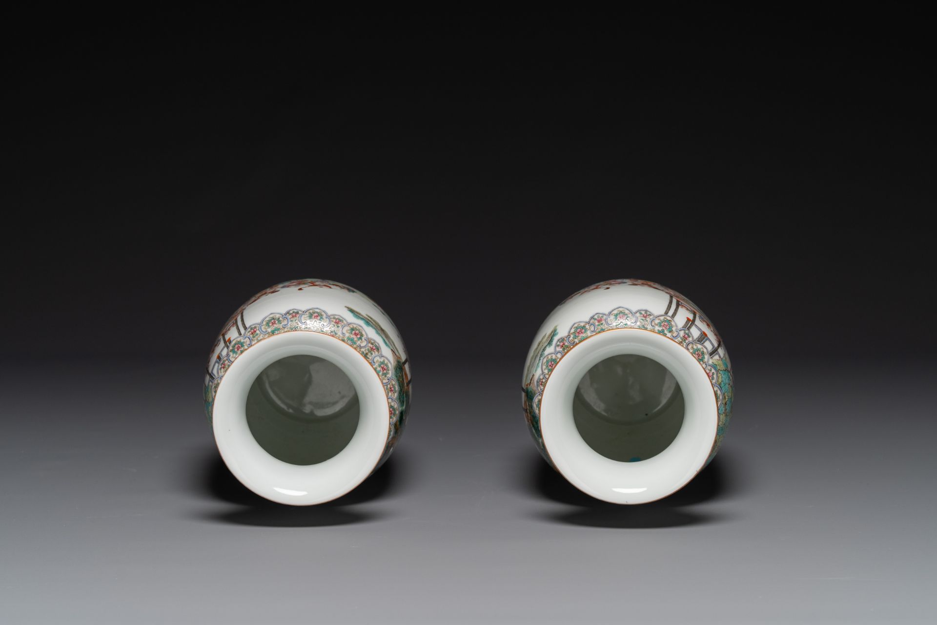 A pair of fine Chinese famille rose 'hundred boys' lantern-shaped vases, Yan Xi Tong He ç‡•å›åŒå’Œ - Image 5 of 6