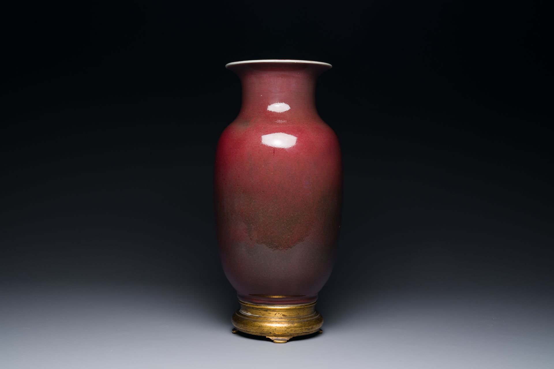 A Chinese monochrome copper-red-glazed vase with gilt bronze mount, 18/19th C - Bild 2 aus 3