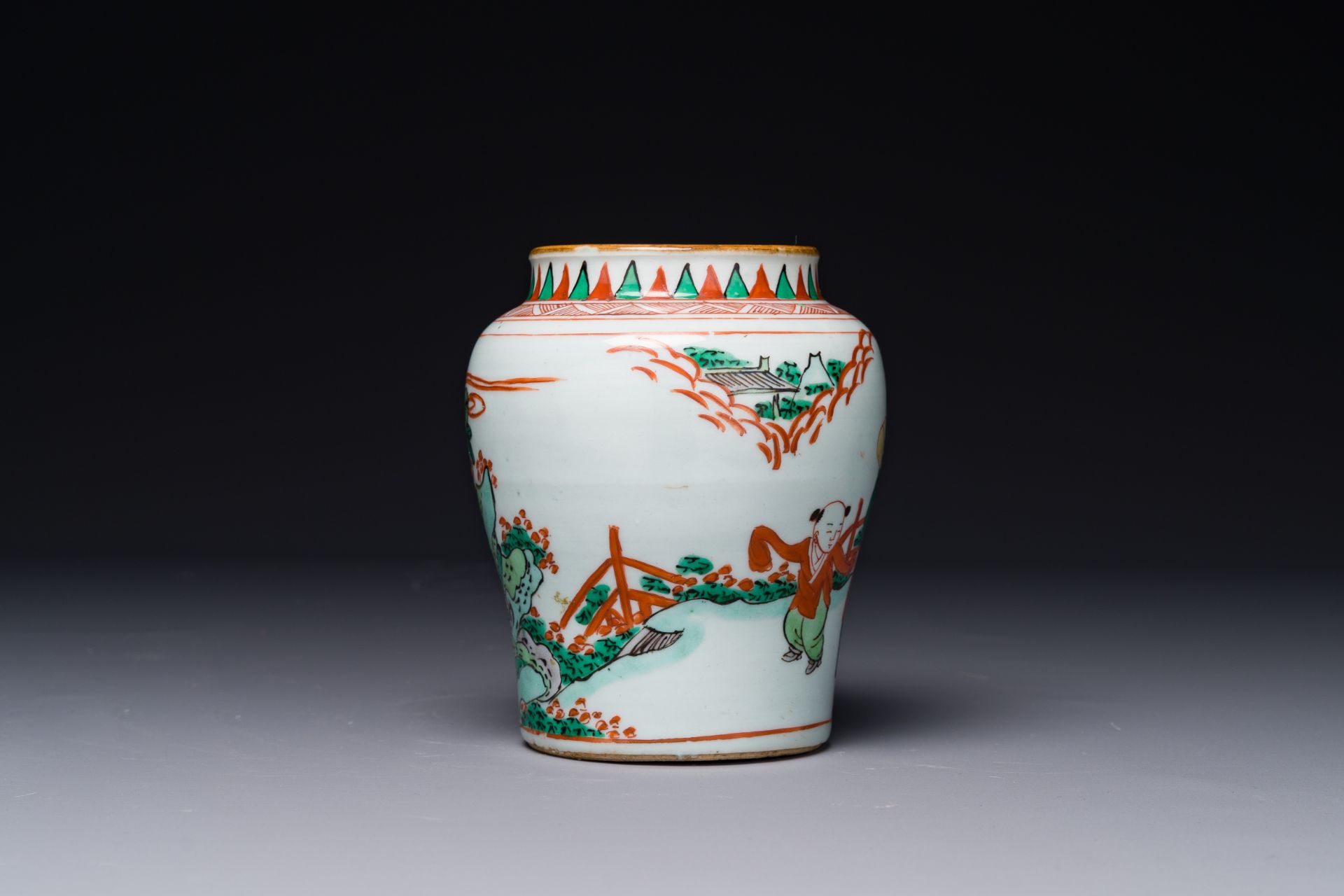 A small Chinese wucai jar with figures in a landscape, Transition period - Bild 2 aus 6