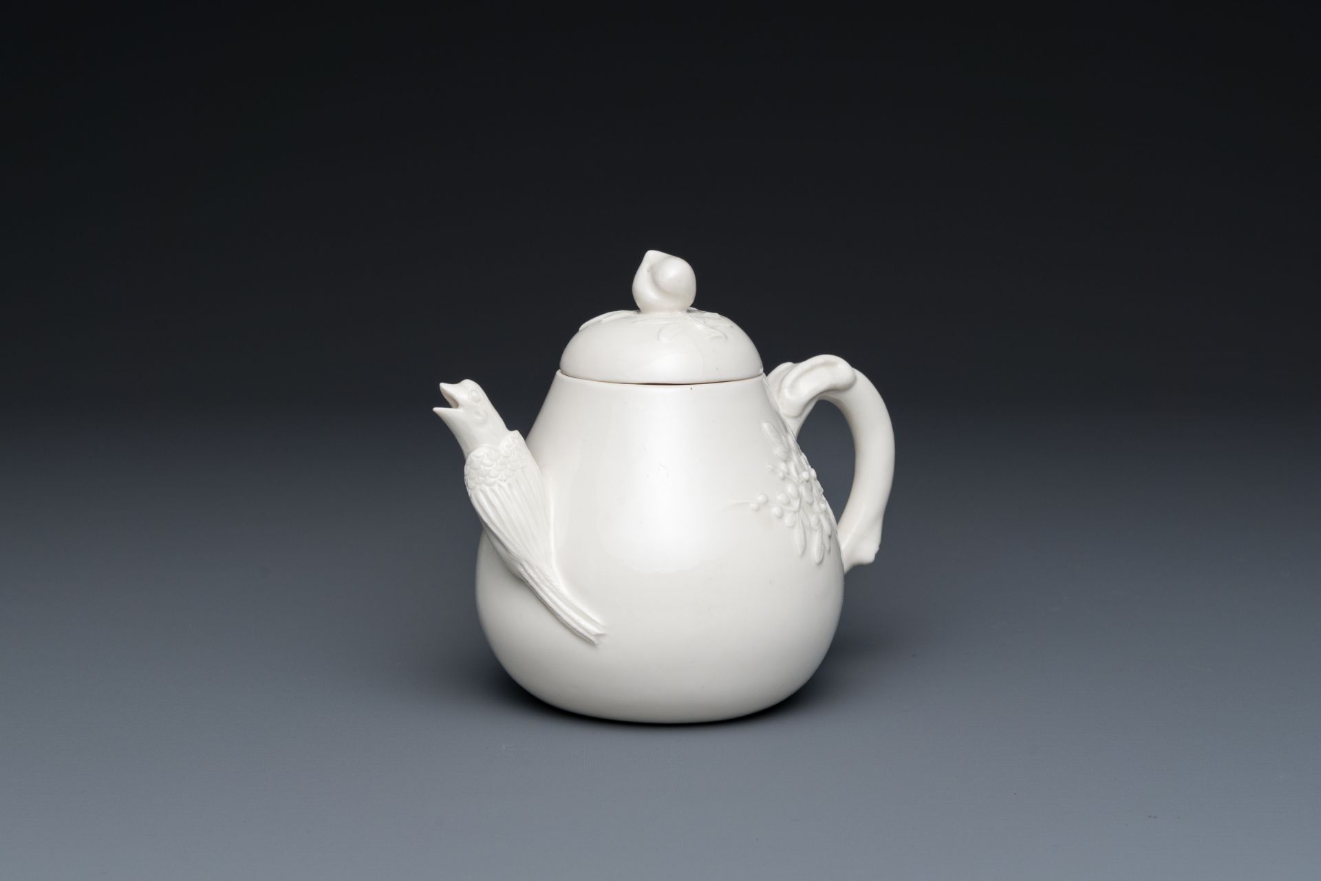 A Chinese white-glazed teapot, inscribed Yi Gong é€¸å…¬, 18/19th C.