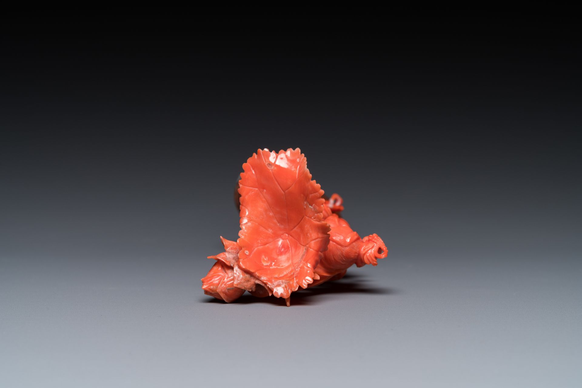 A Chinese red coral figure of a standing lady holding a flower, 19/20th C. - Image 6 of 7