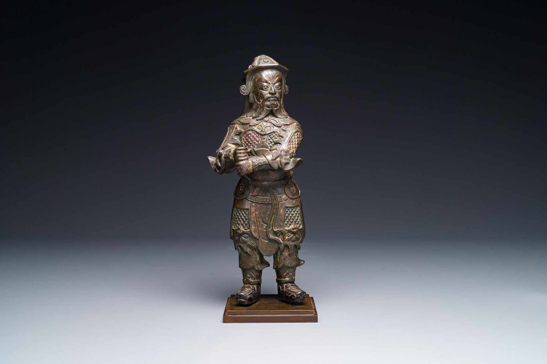 A fine Chinese gilt bronze figure of Zhou Cang å‘¨å€‰, Ming - Bild 3 aus 9
