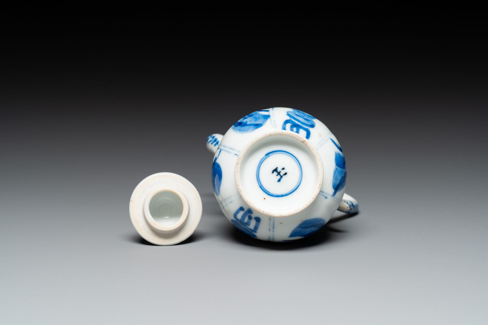 A Chinese blue and white 'Long Eliza' ewer and cover, jade mark, Kangxi - Image 8 of 8