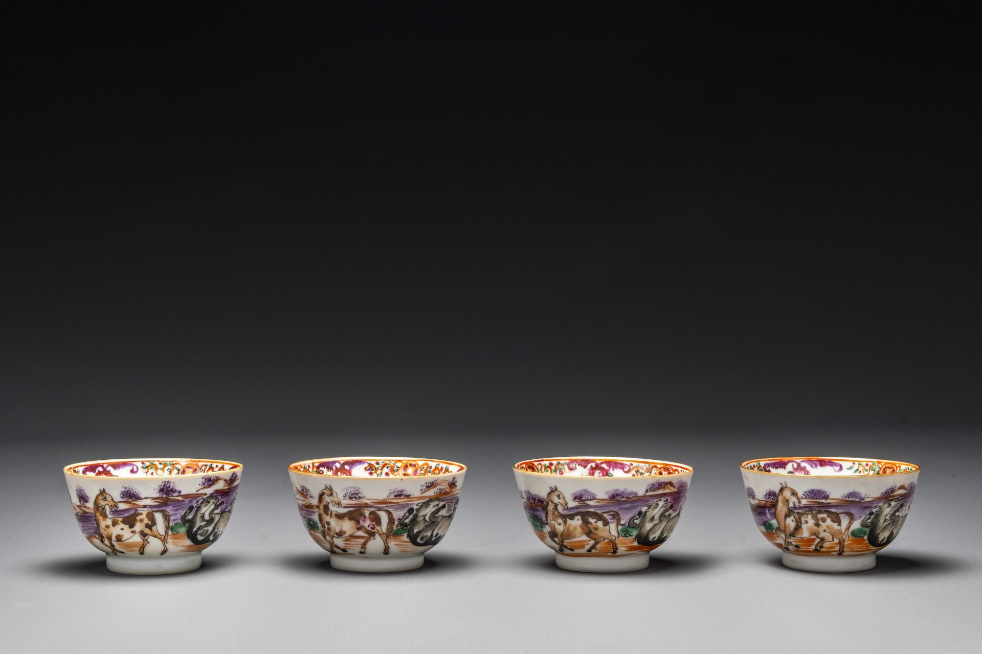 Four Chinese famille rose cups and saucers and an ewer with design of two horses, Qianlong - Bild 10 aus 15