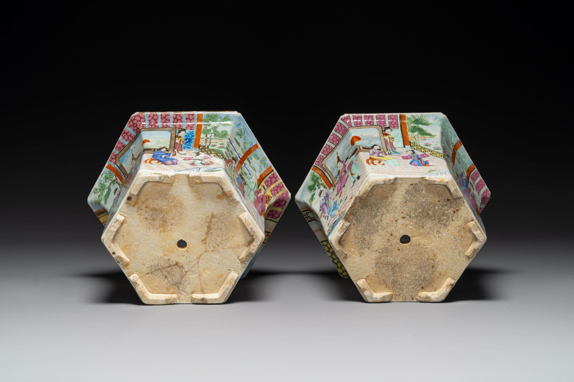 A pair of hexagonal Chinese Canton famille rose jardinieres on stands, 19th C. - Bild 7 aus 9