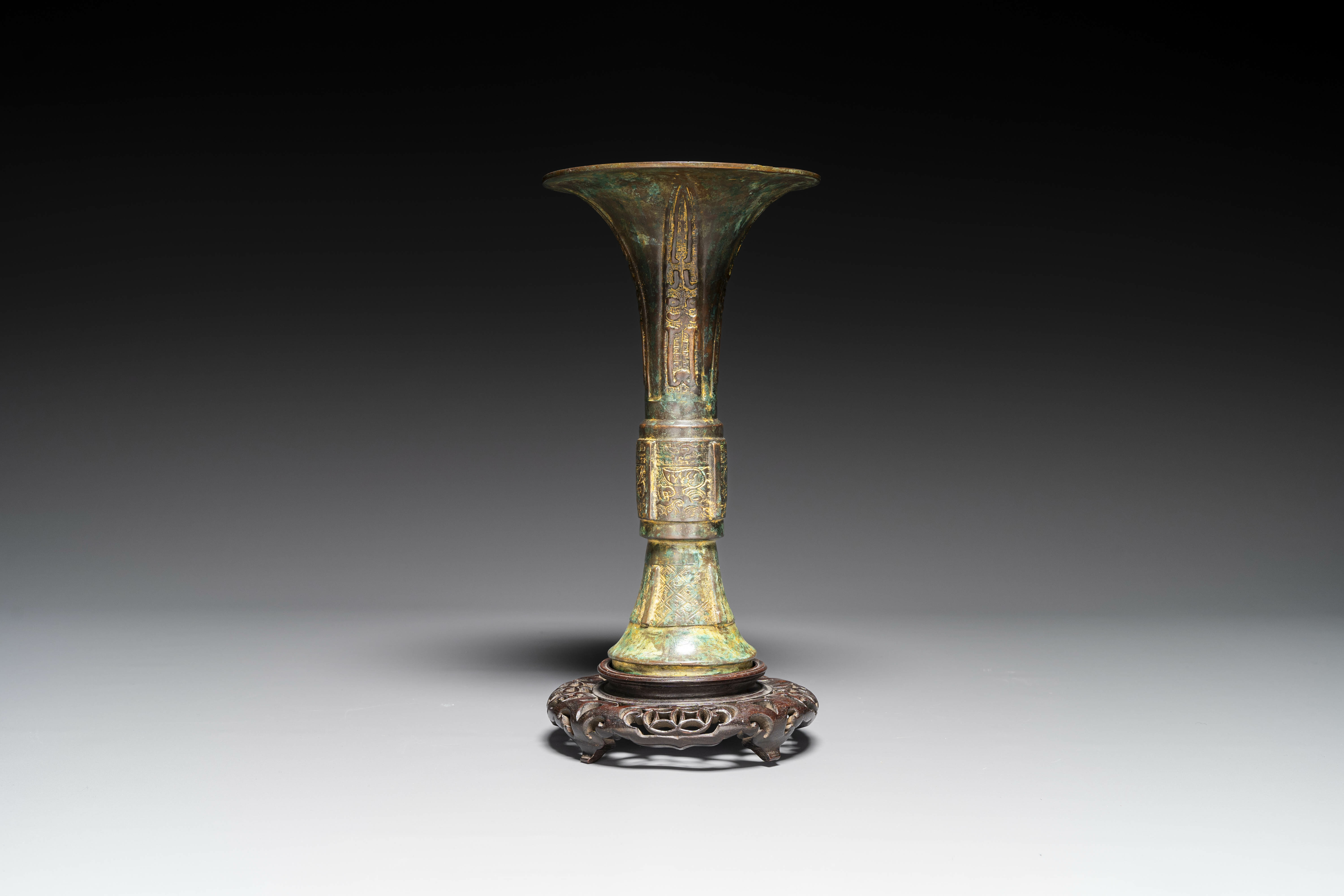 A Chinese bronze Shang-style 'gu' vase on wooden stand, 19/20th C. - Image 3 of 15