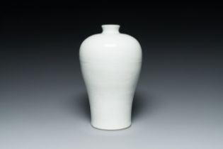 A Chinese monochrome white-glazed 'meiping' vase with anhua dragon design, 19th C.