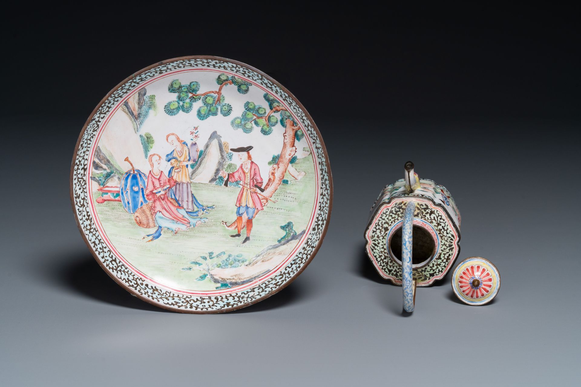 A Chinese Canton enamel 'European scene' plate and a teapot, Qianlong - Bild 3 aus 4