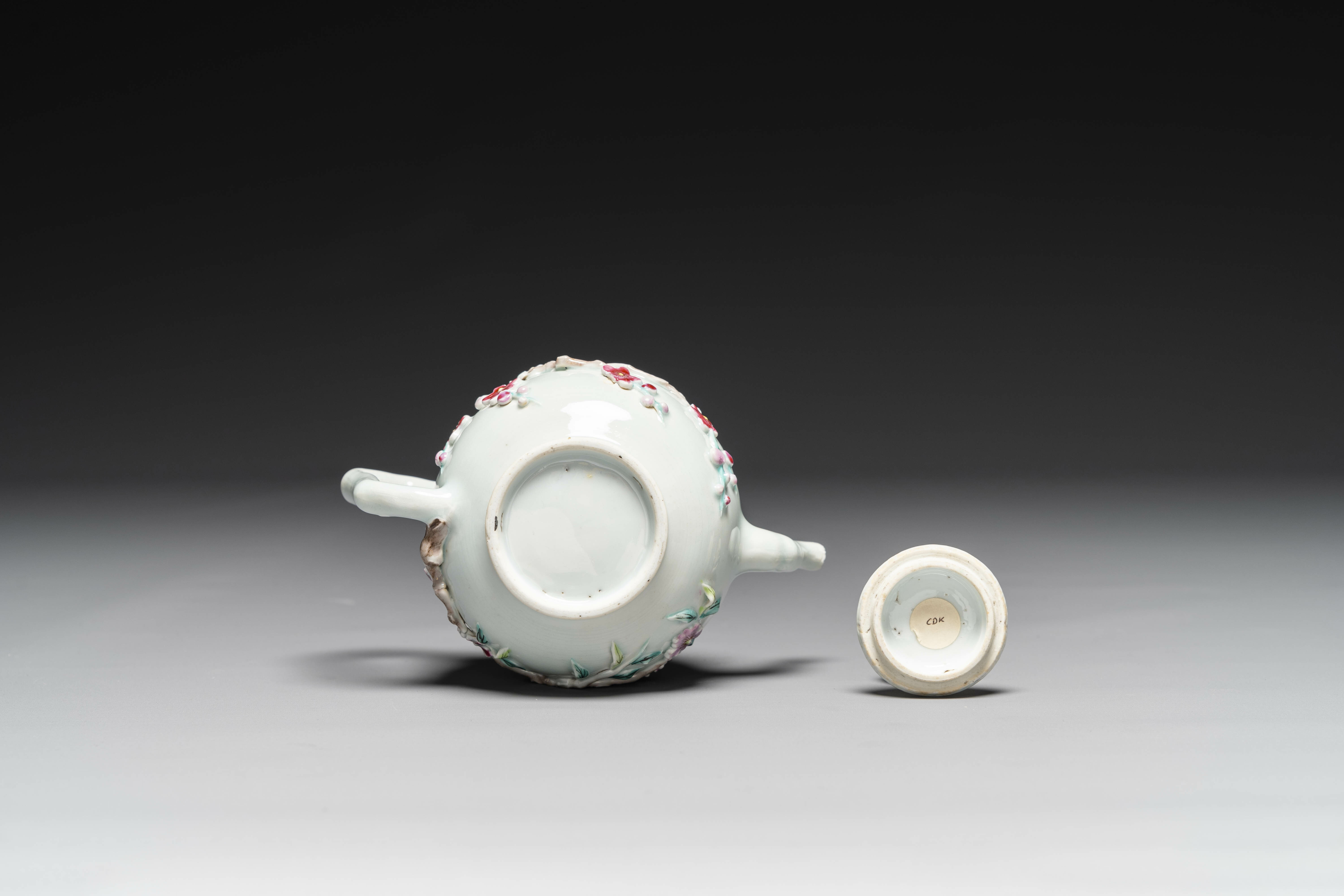 A varied collection of Chinese famille rose porcelain, Yongzheng/Qianlong - Image 11 of 13