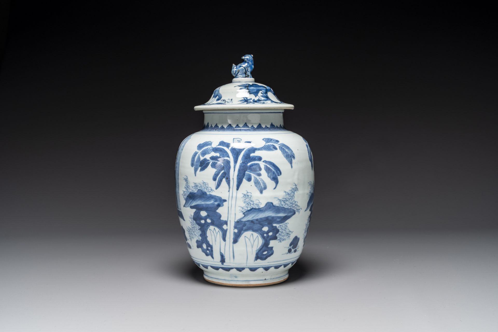 A Chinese blue and white 'Jia Guan Jin Jue åŠ å®˜æ™‰çˆµ' vase and cover, Transitional period - Bild 3 aus 6